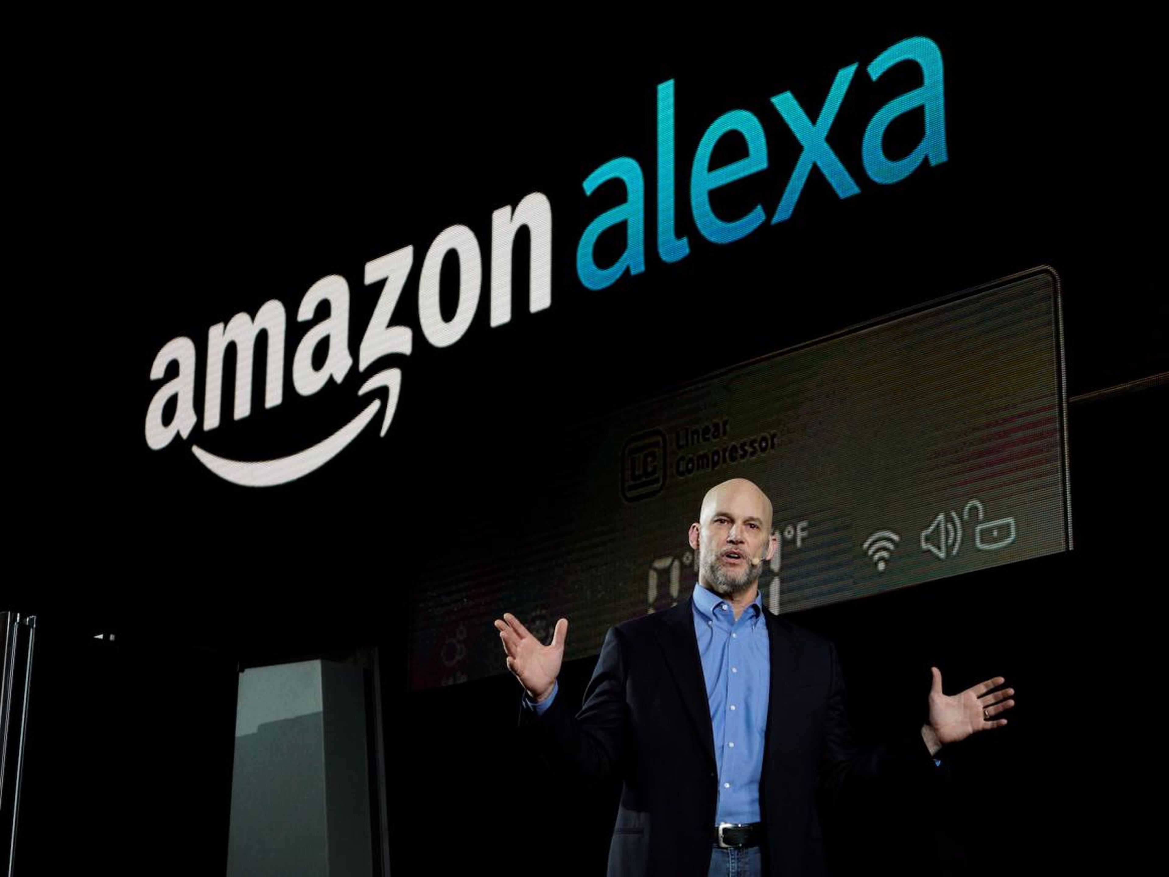 Mike George, vicepresidente de Alexa, Echo y Appstore, en su conferencia durante la rueda de prensa de LG en Las Vegas en enero de 2017.