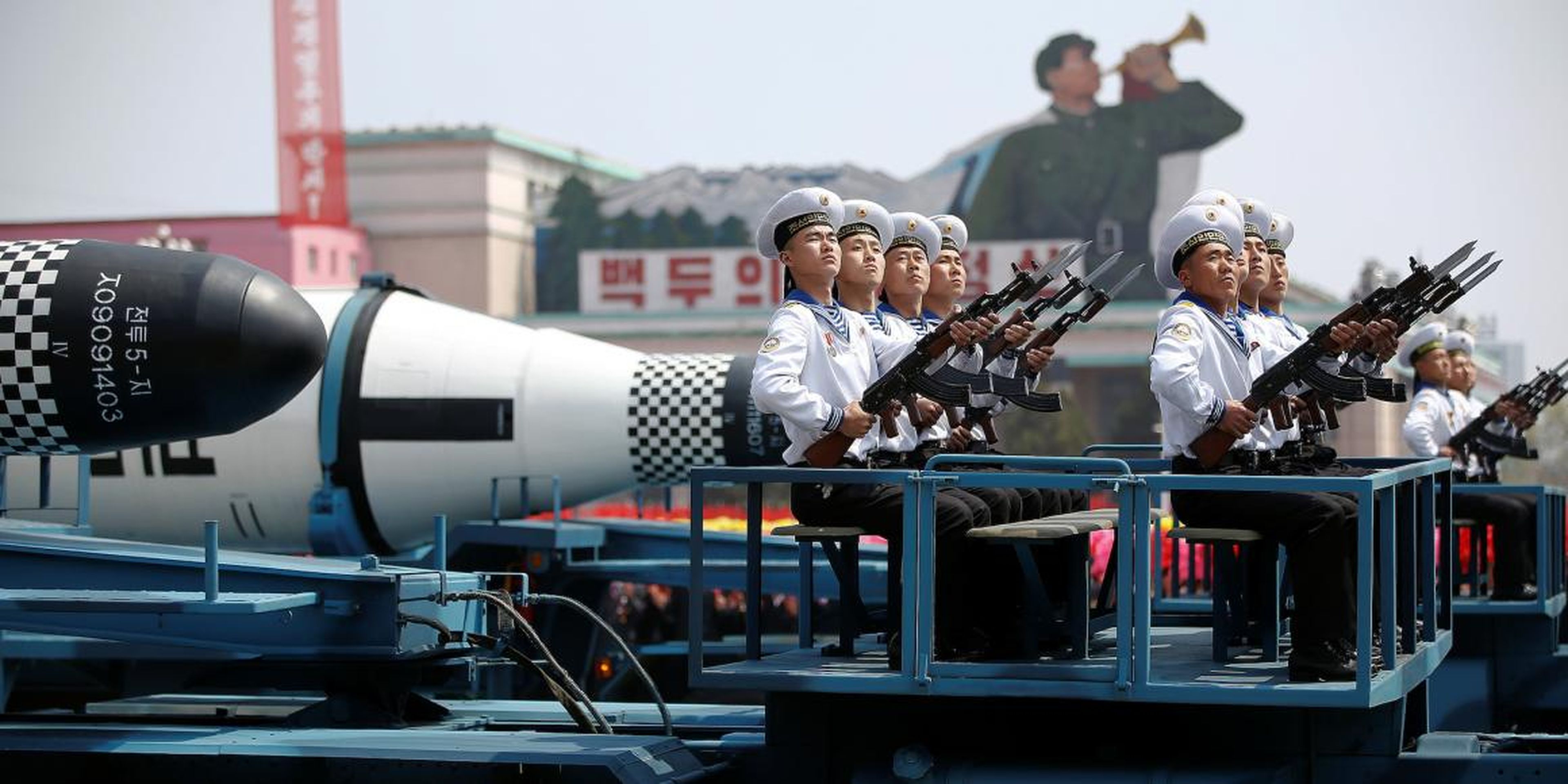 Vehículos militares transportan misiles durante un desfile militar en Corea del Norte