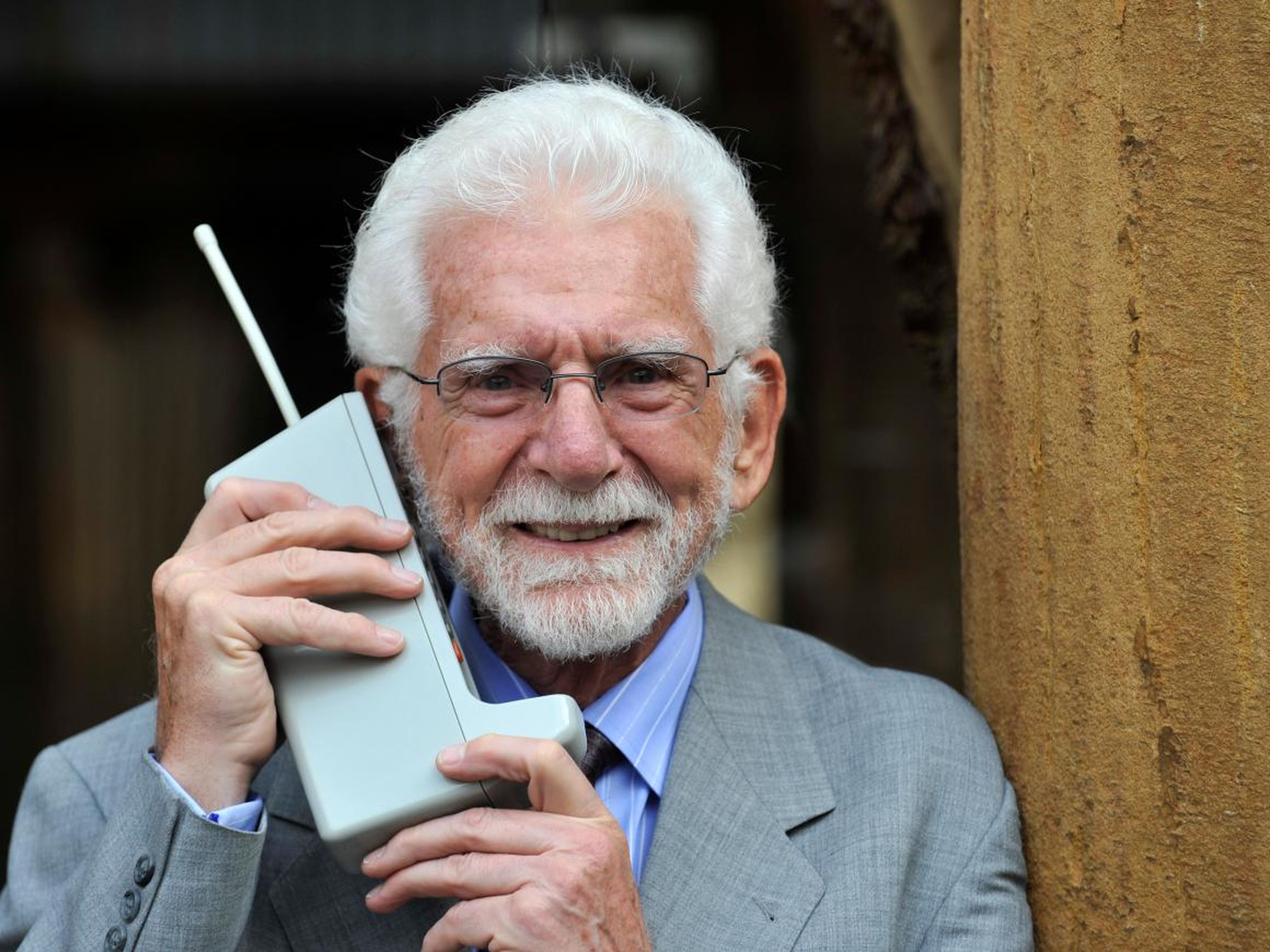 El ingeniero Martin Cooper posa con el teléfono Motorola DynaTAC.