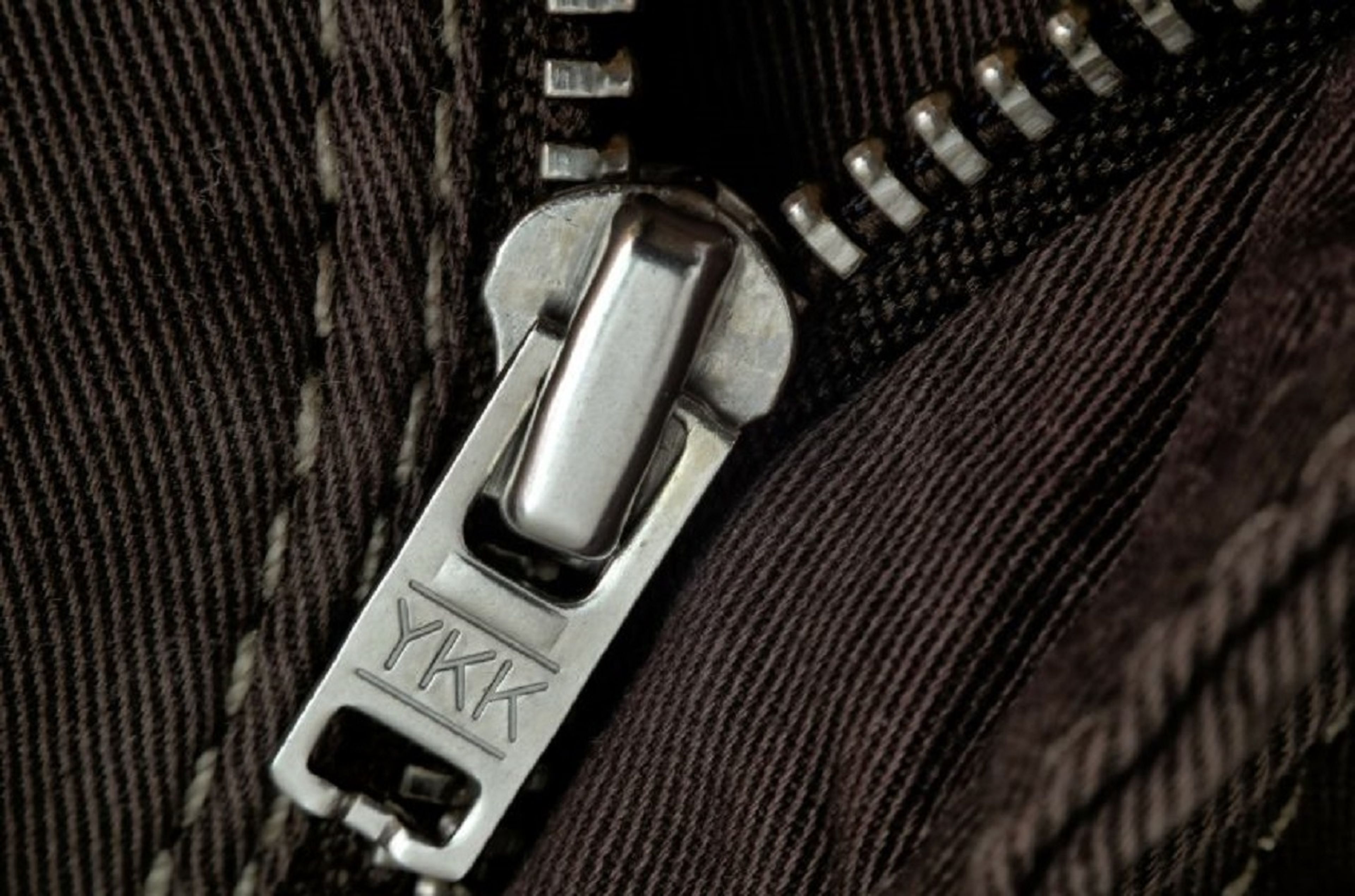 Muchos de los pantalones llevan inscritos en sus cremalleras las siglas YKK