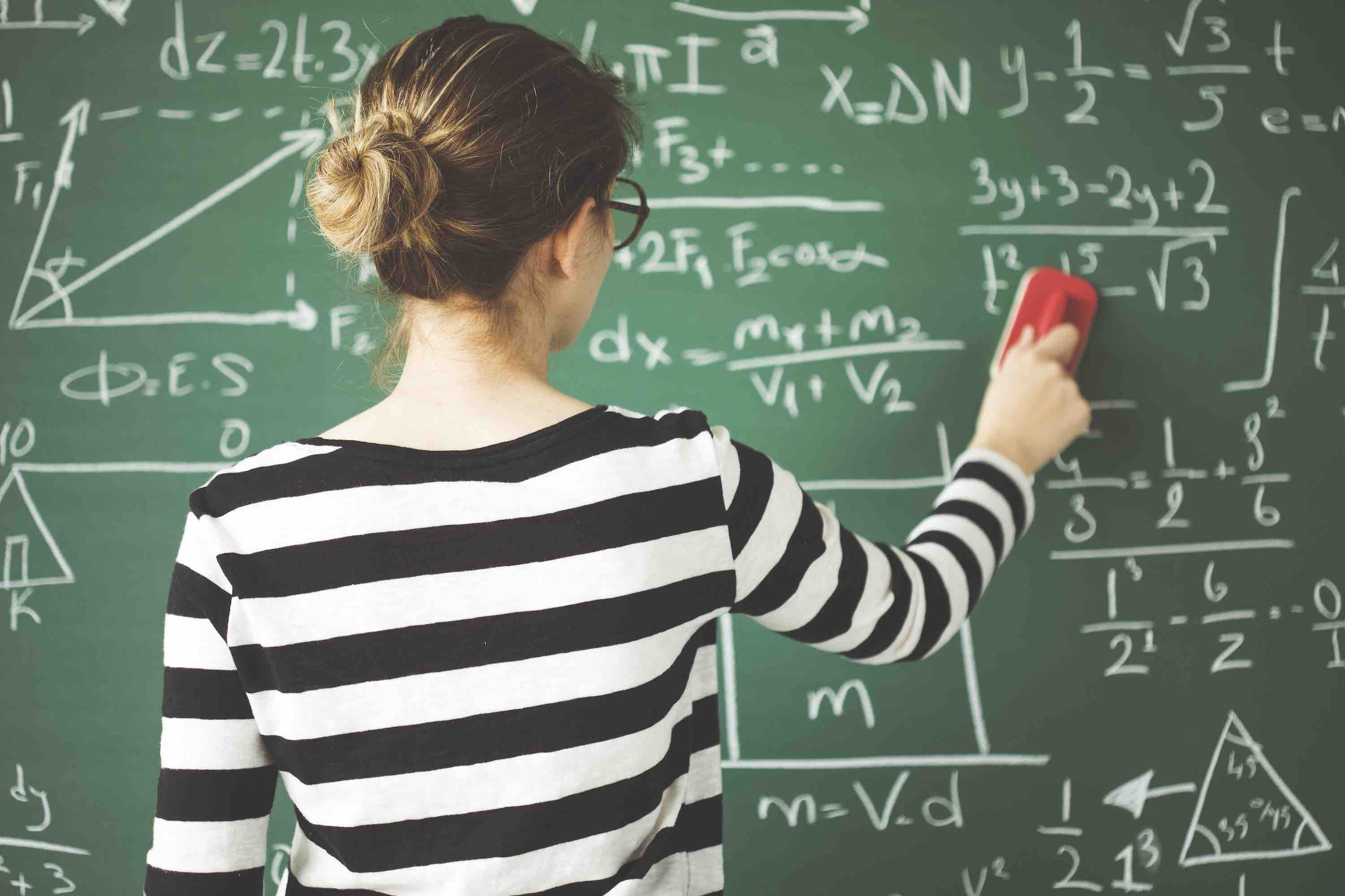 Una mujer haciendo matemáticas.