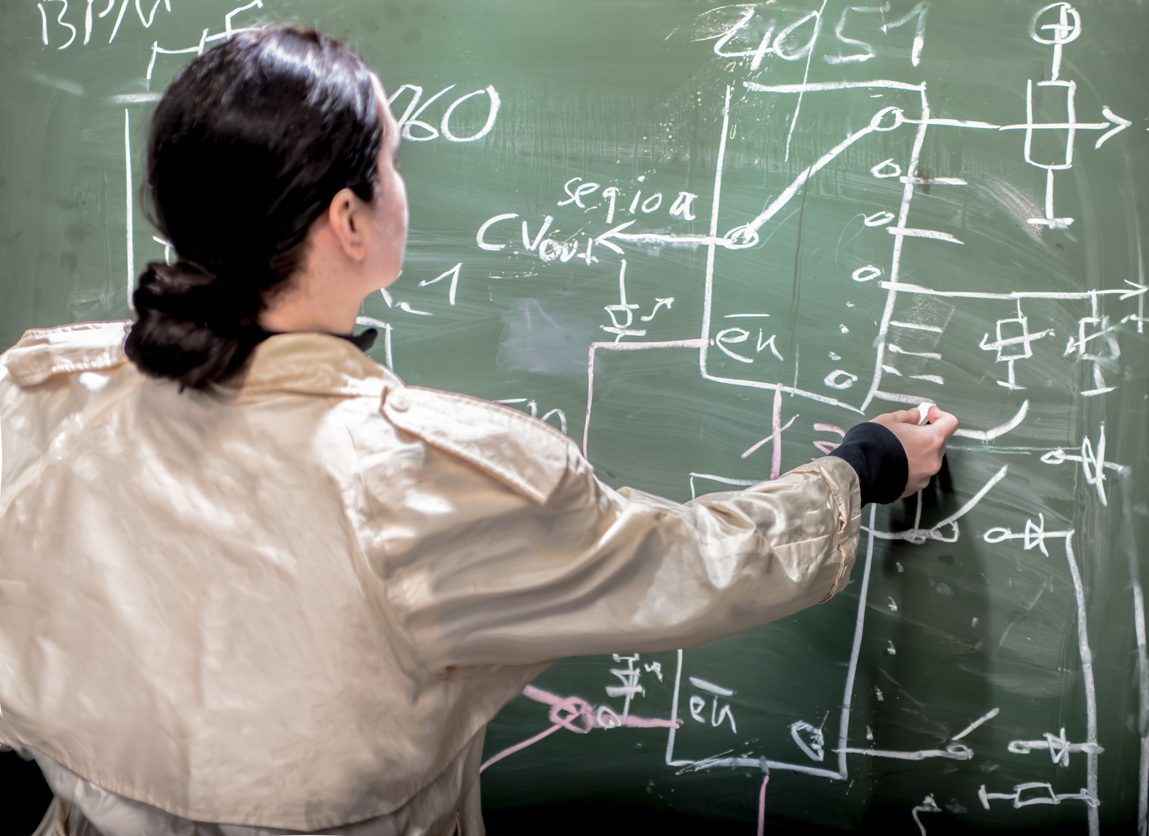 Mujer matemática haciendo cálculos