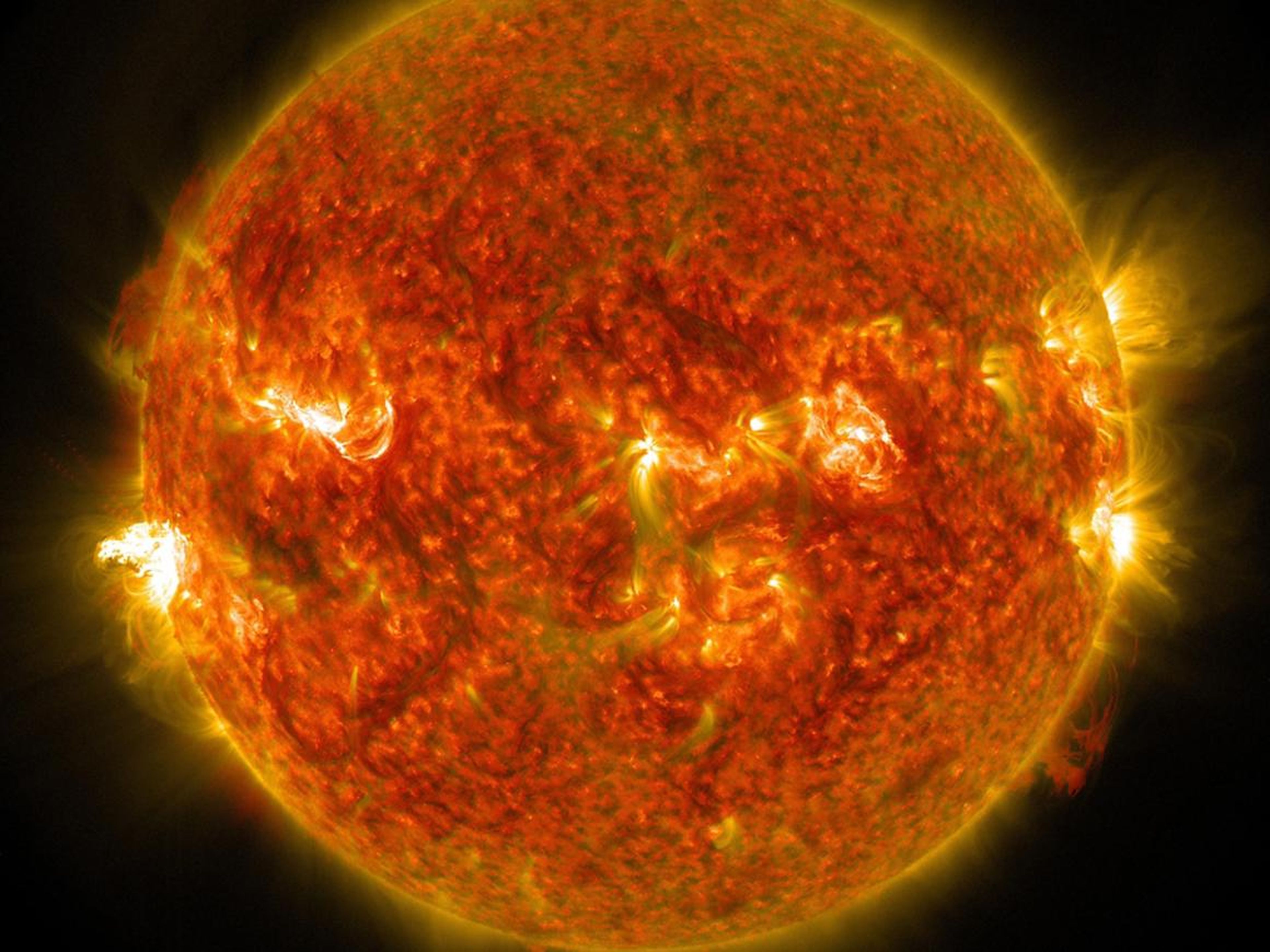 Una imagen de la NASA de una erupción solar desde el lado izquierdo del sol.