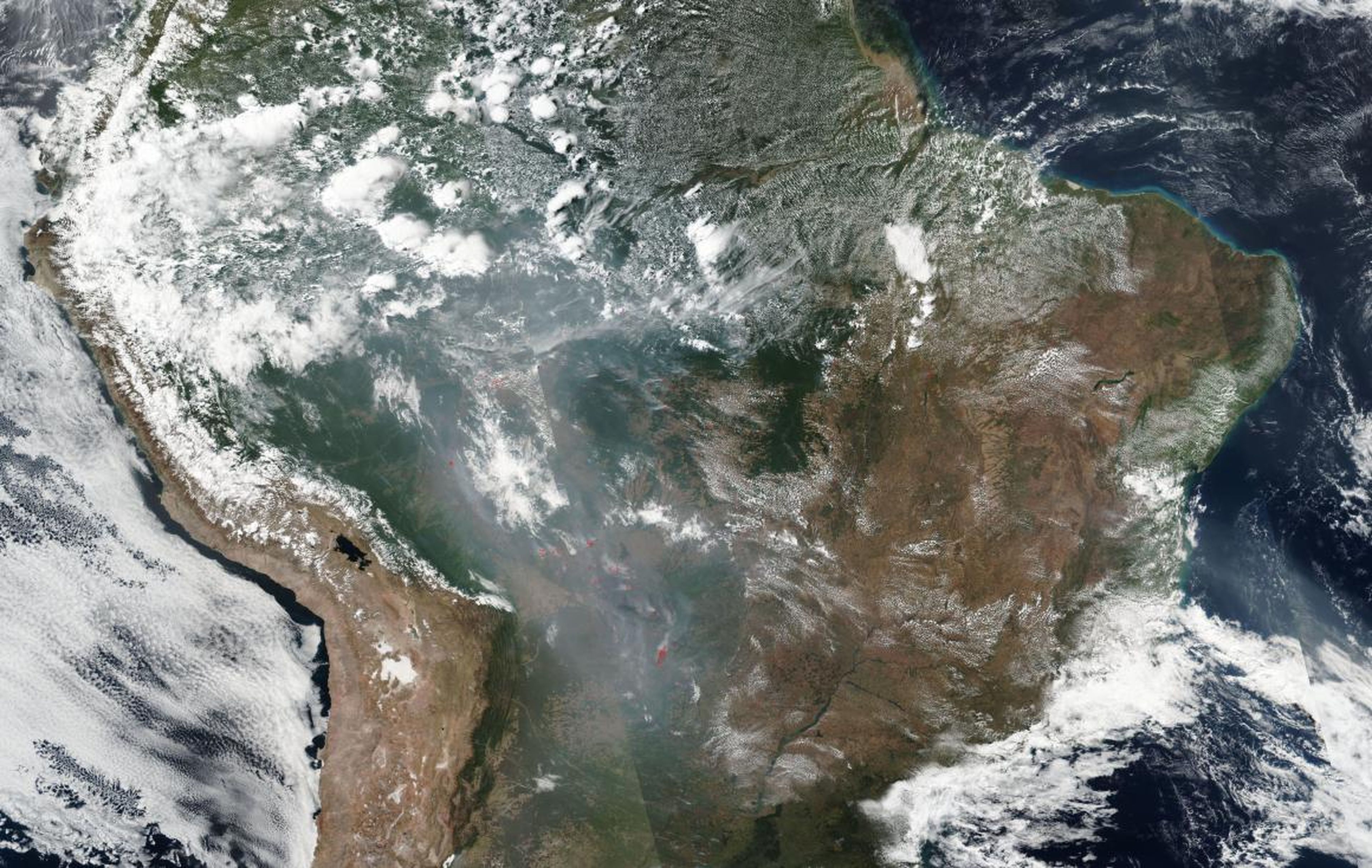 Una imagen por satélite de la NASA de los incendios en todo Brasil y la cuenca del Amazonas del 21 de agosto de 2019