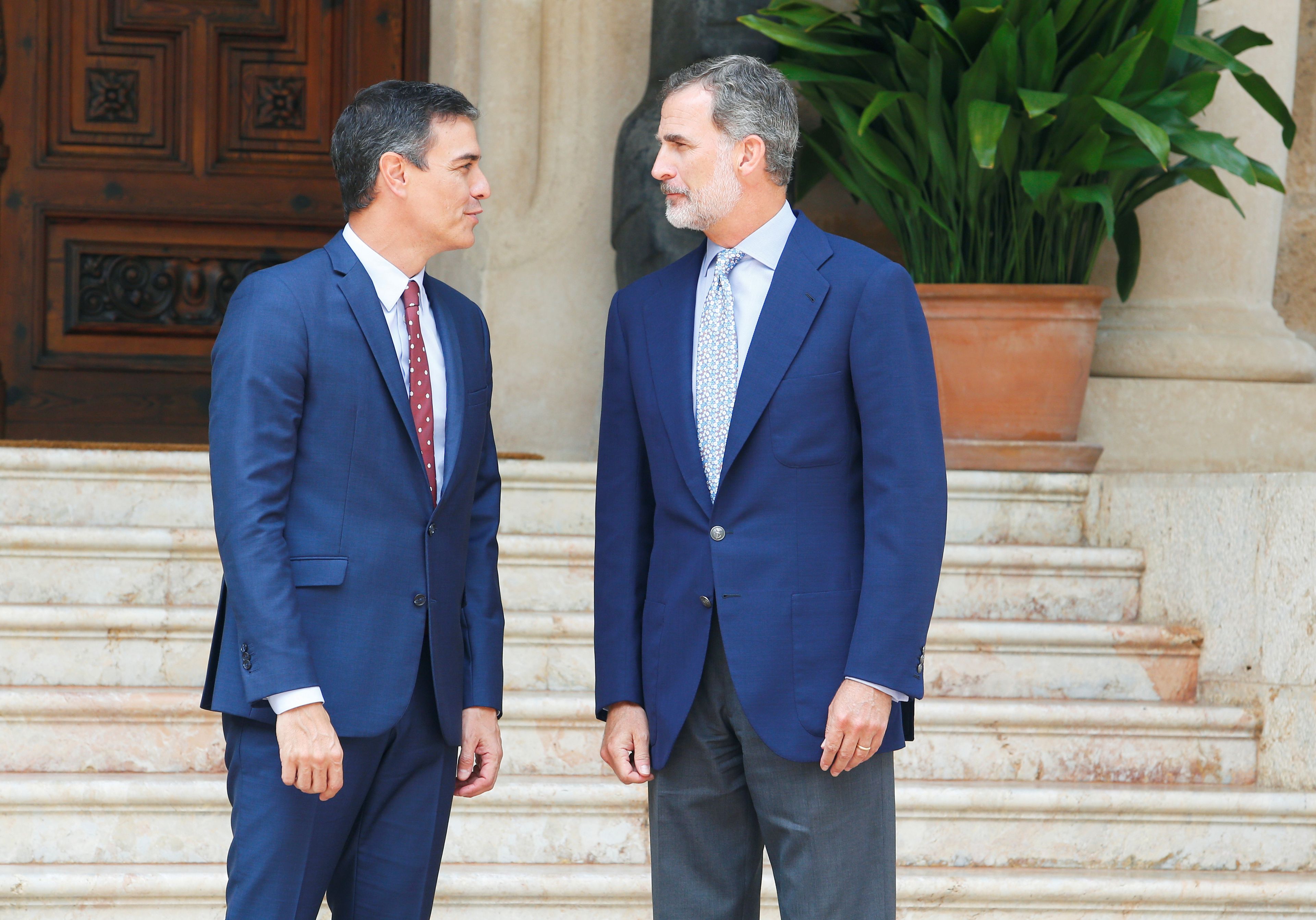 El presidente del Gobierno en funciones, Pedro Sánchez, junto al rey Felipe VI.