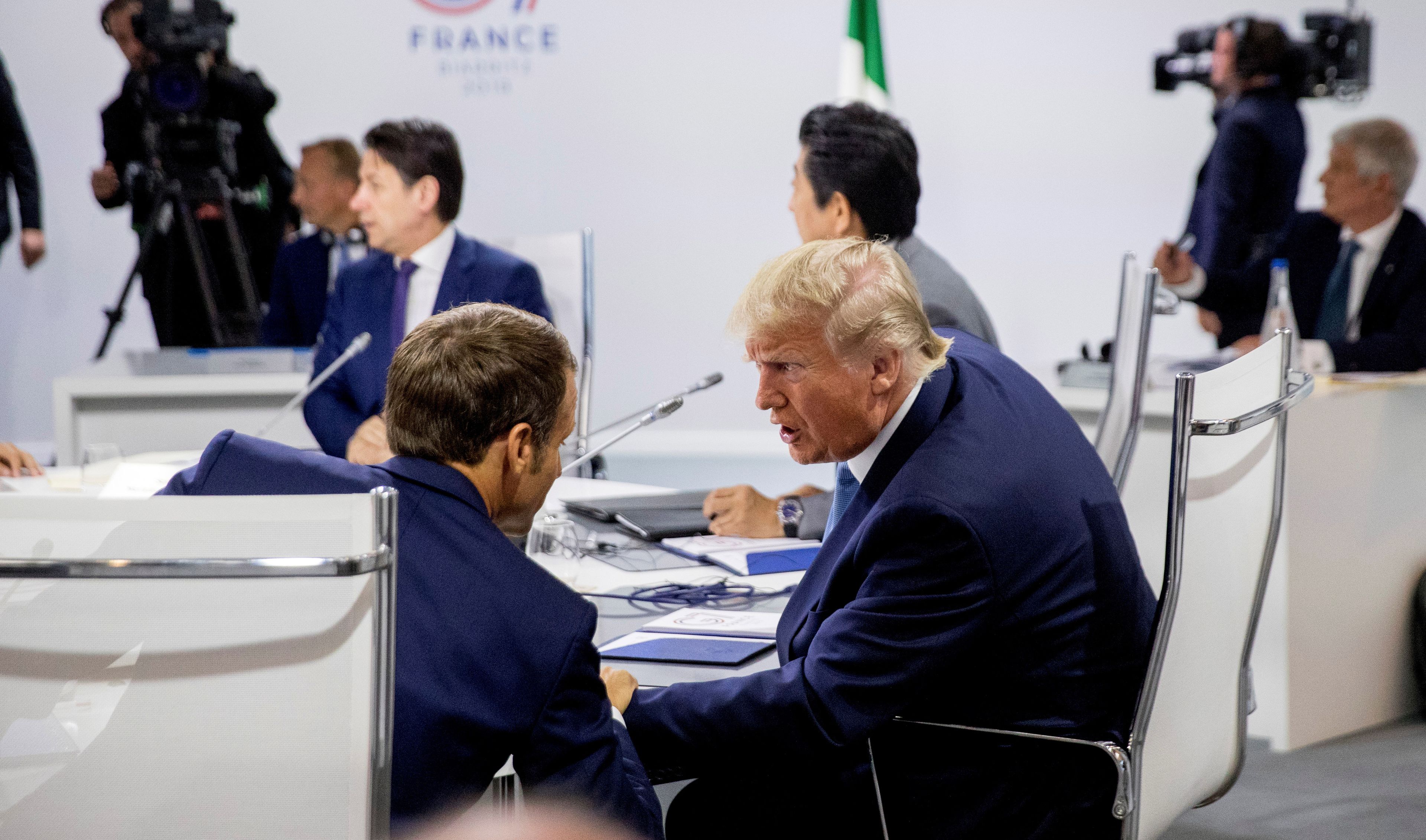 El presidente Macron y Donald Trump hablan durante una reunión del G7.