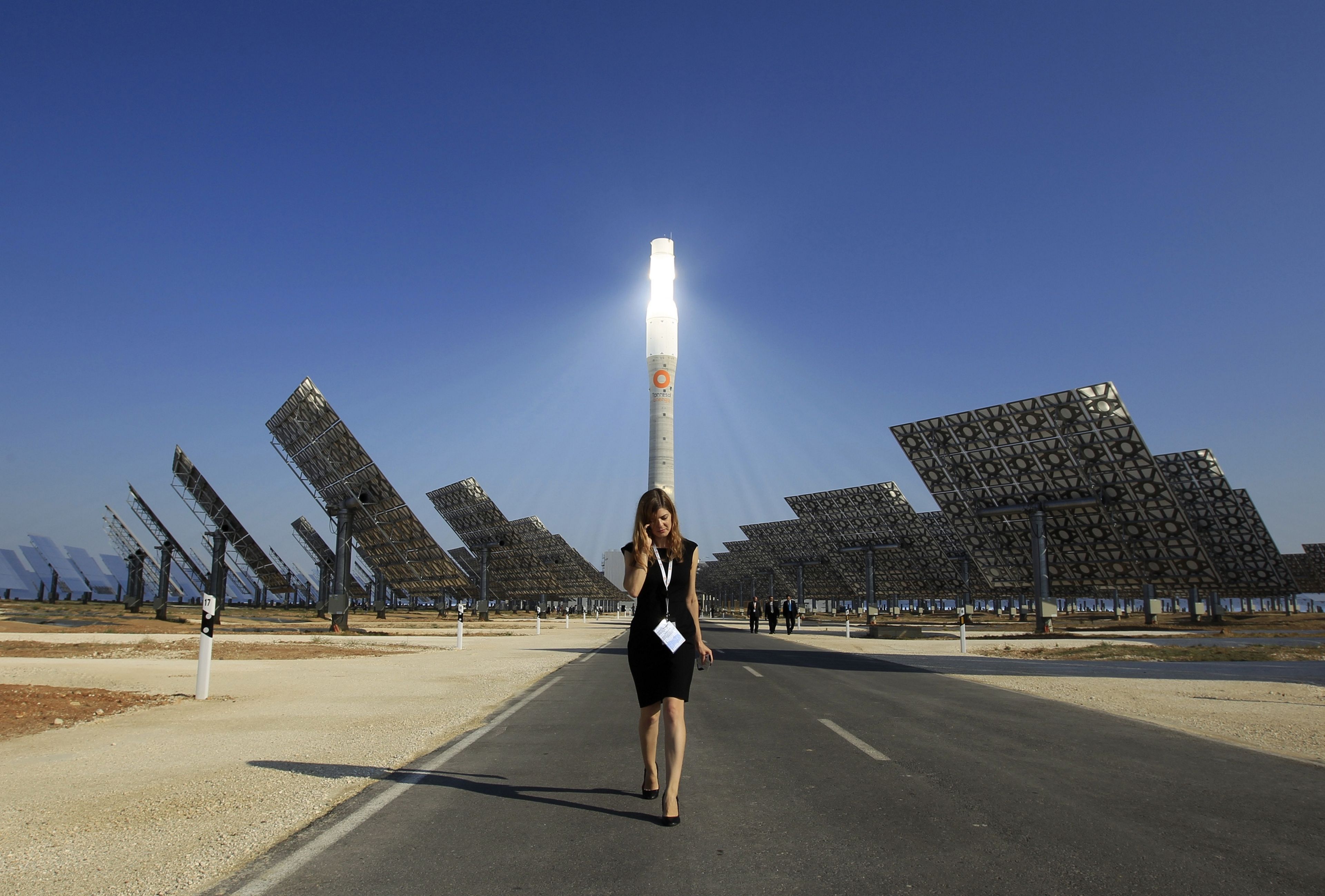 Una mujer camina en la planta solar Gemasolar en Andalucía.