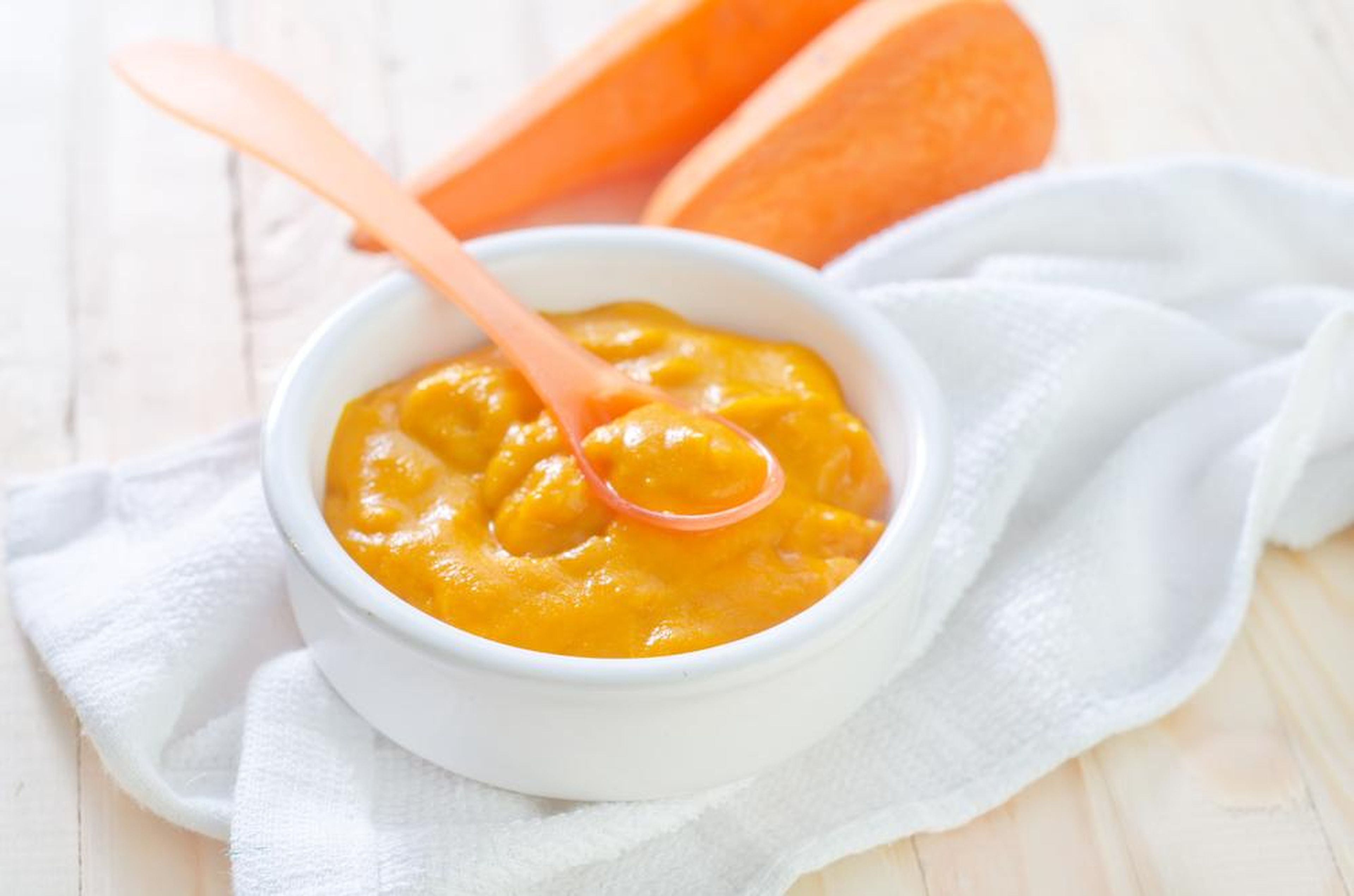 El puré de zanahorias, junto con otros alimentos, es sano, por supuesto.