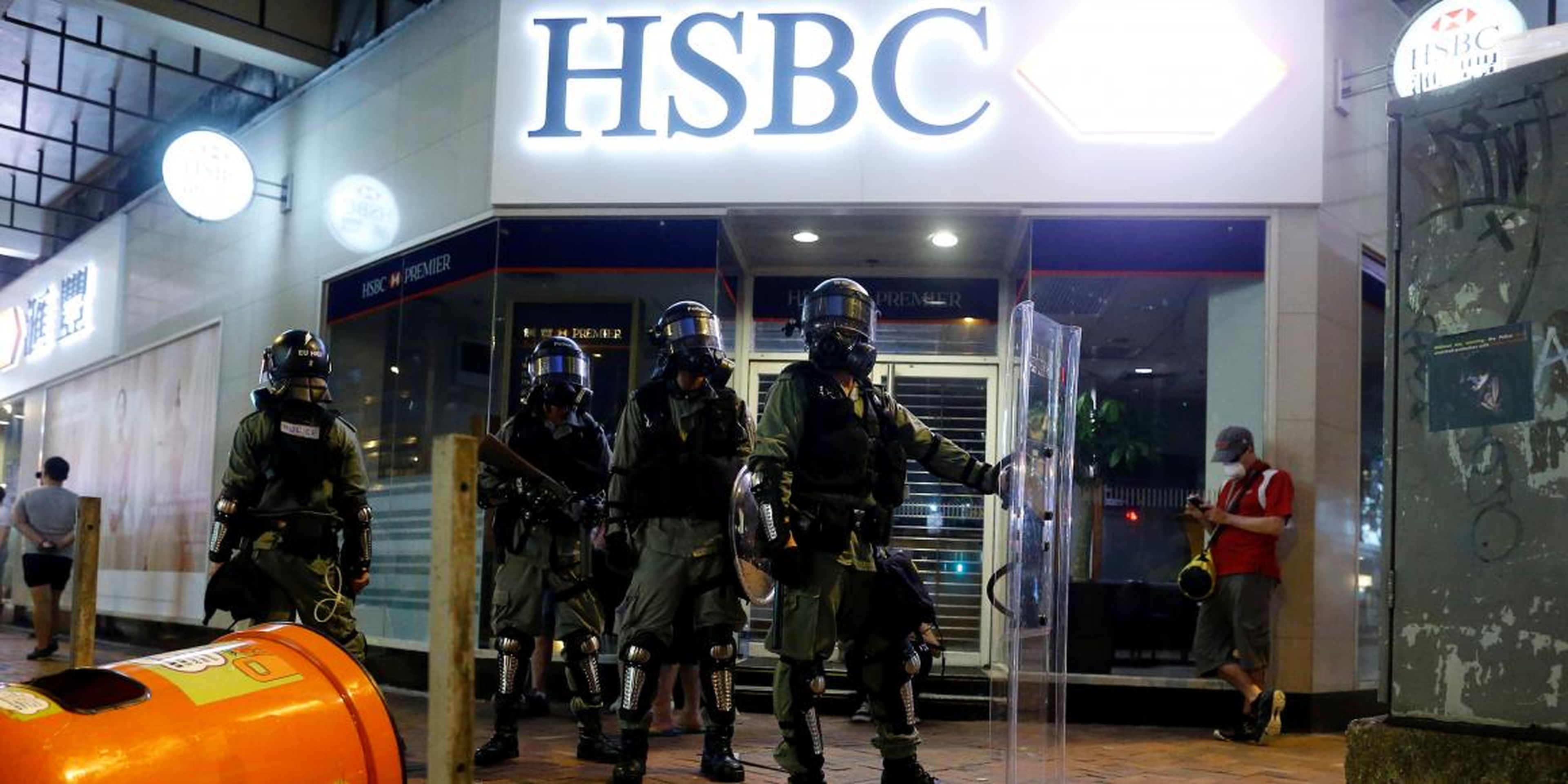 Policía antidisturbios frente a un banco HSBC en Hong Kong el 11 de agosto de 2019.