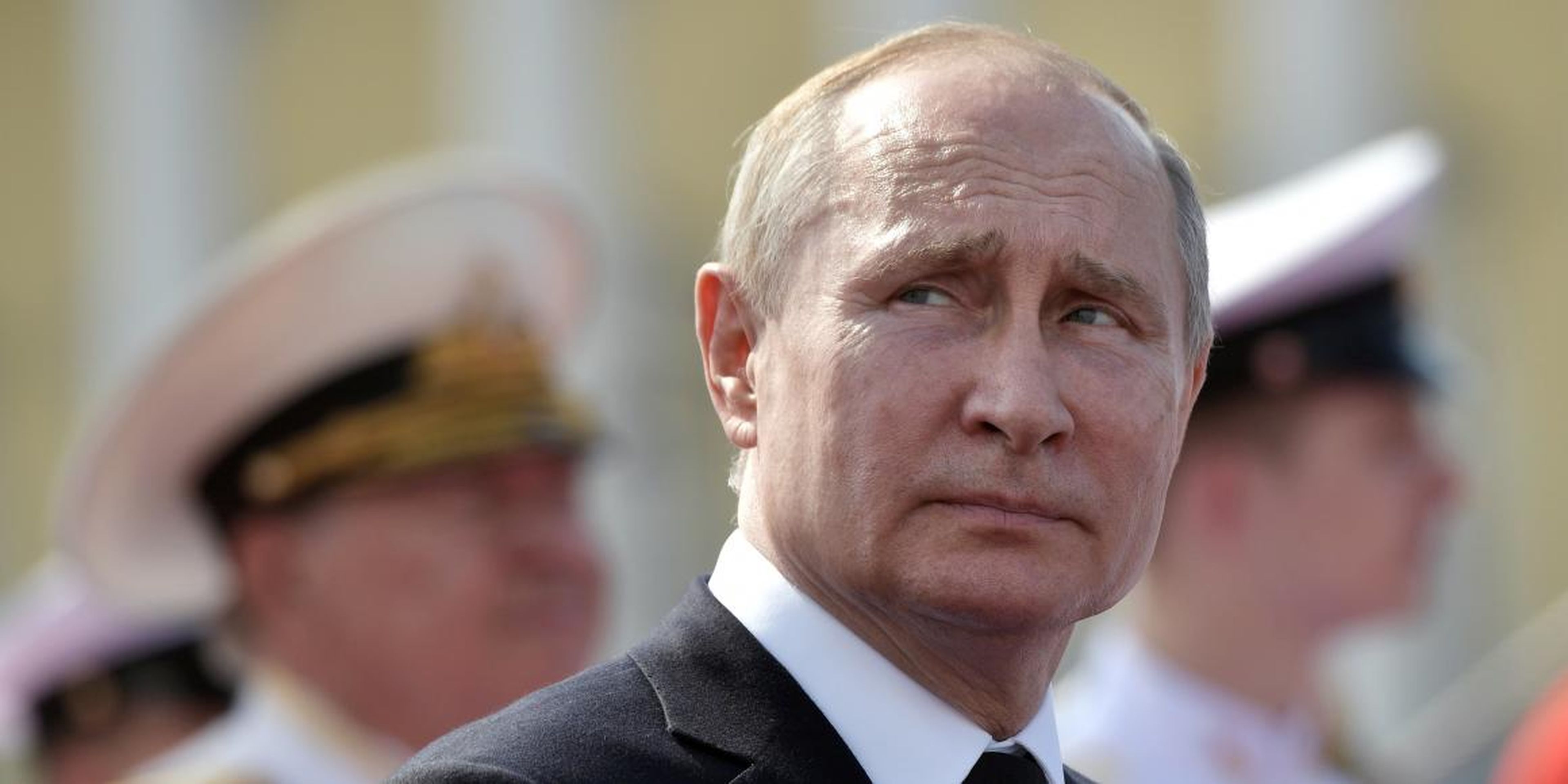 El presidente ruso Vladimir Putin asiste al desfile del Día de la Marina en San Petersburgo.