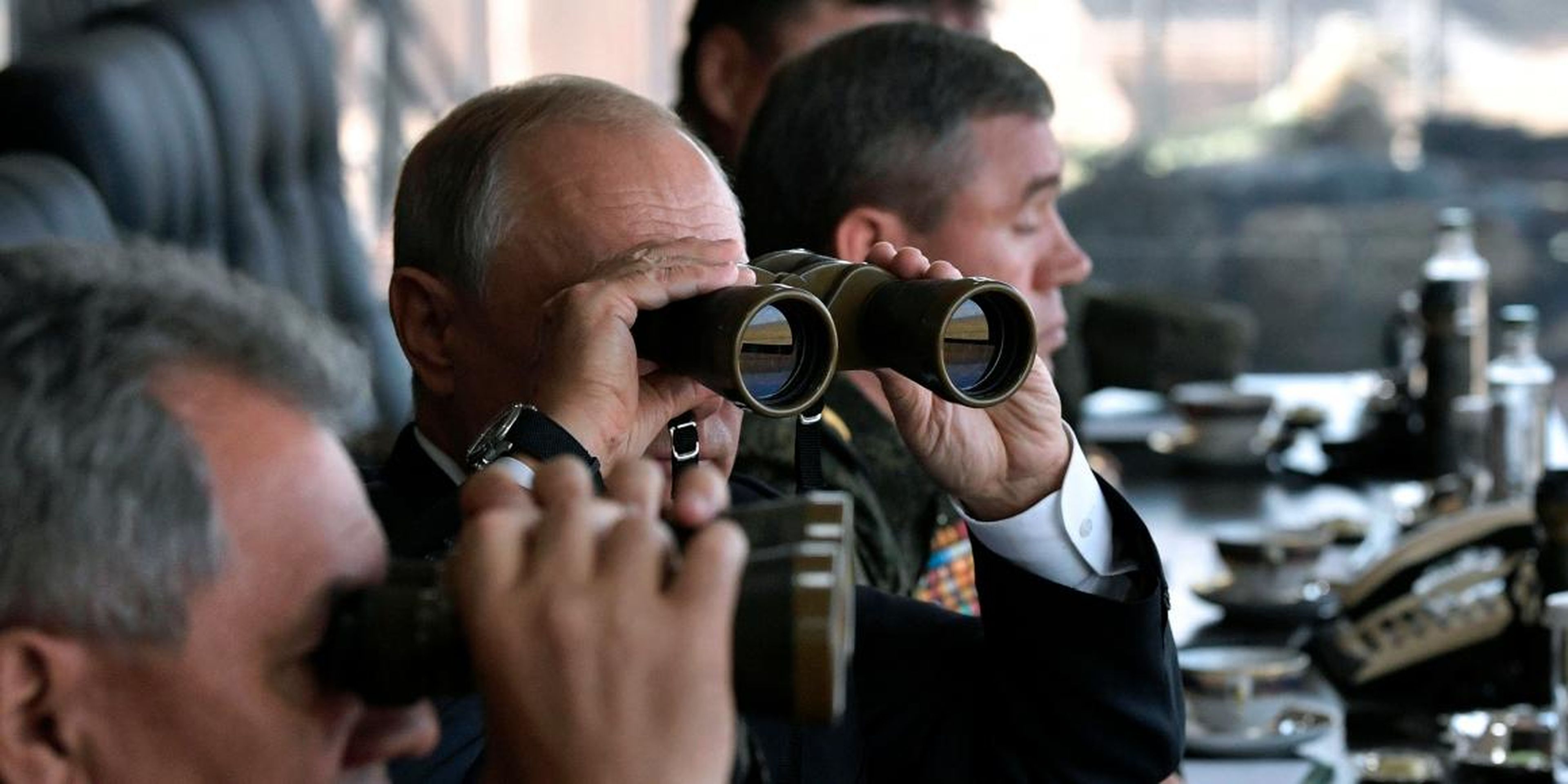 El presidente ruso Vladimir Putin contempla unas maniobras del ejército ruso.