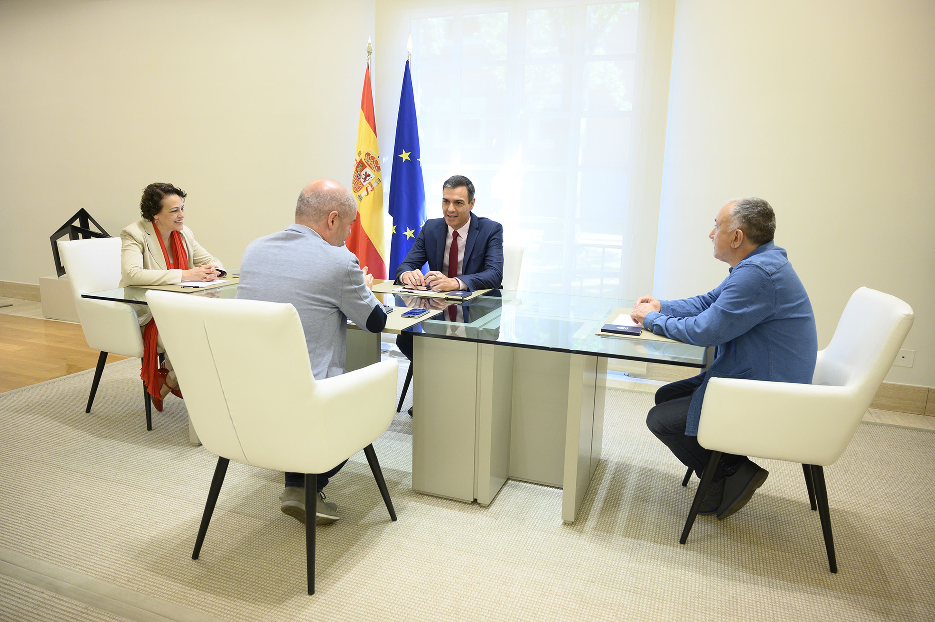 Sánchez y la ministra Valerio se reúnen con los secretarios generales de UGT y CCOO.