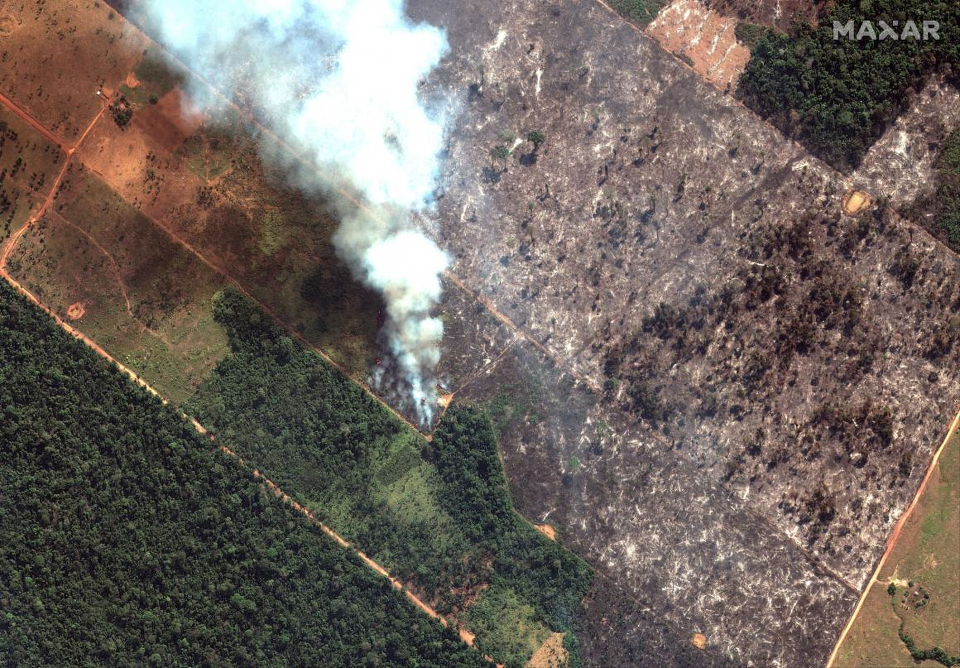 Esta imagen por satélite de Maxar Technologies del 15 de agosto de 2019 muestra una vista detallada de un incendio al suroeste de Porto Velho, Brasil.