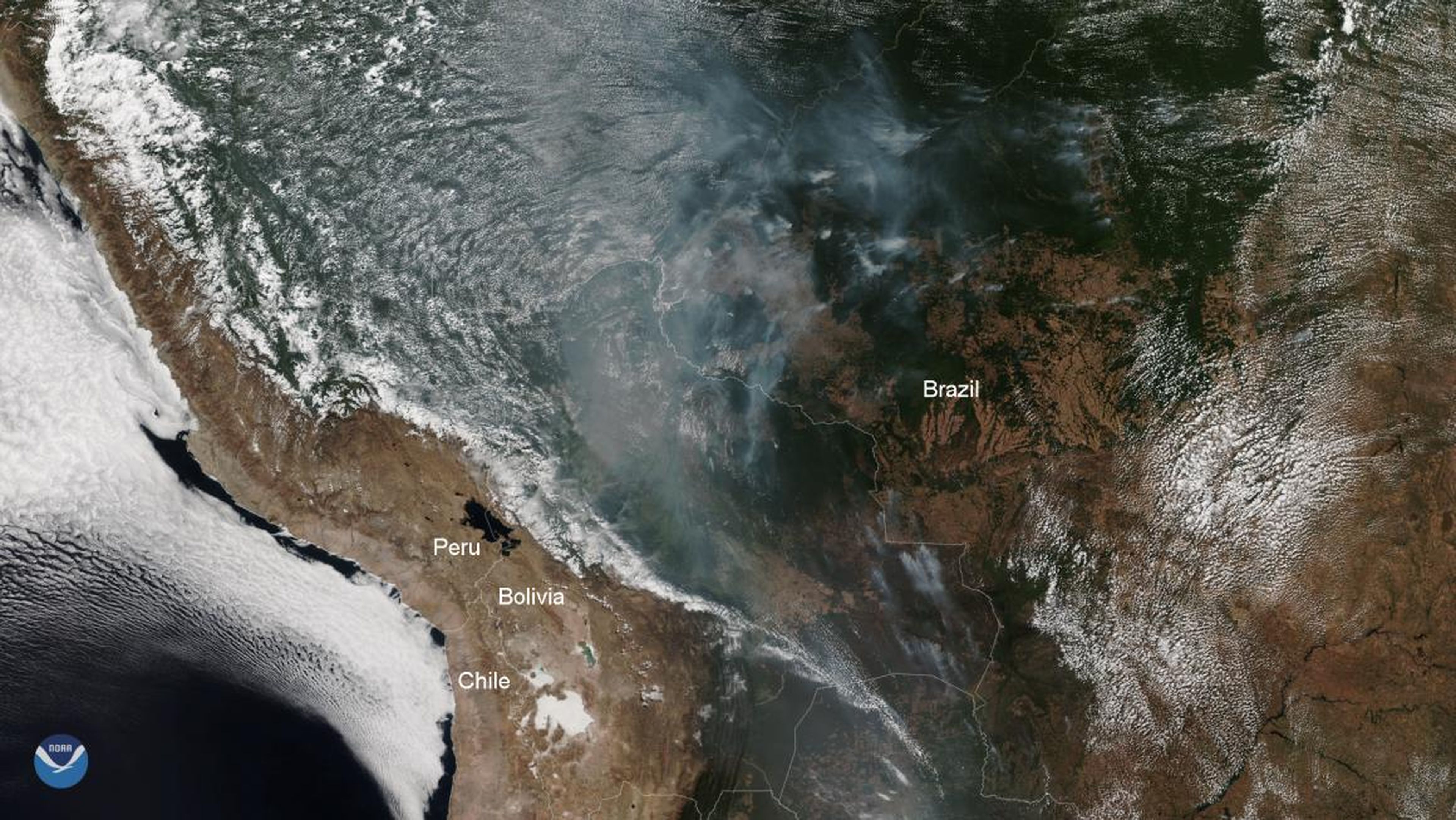 Una imagen de satélite de la Administración Nacional Oceánica y Atmosférica (NOAA) muestra partes de la selva tropical del Amazonas occidental en llamas, el 12 de agosto de 2019