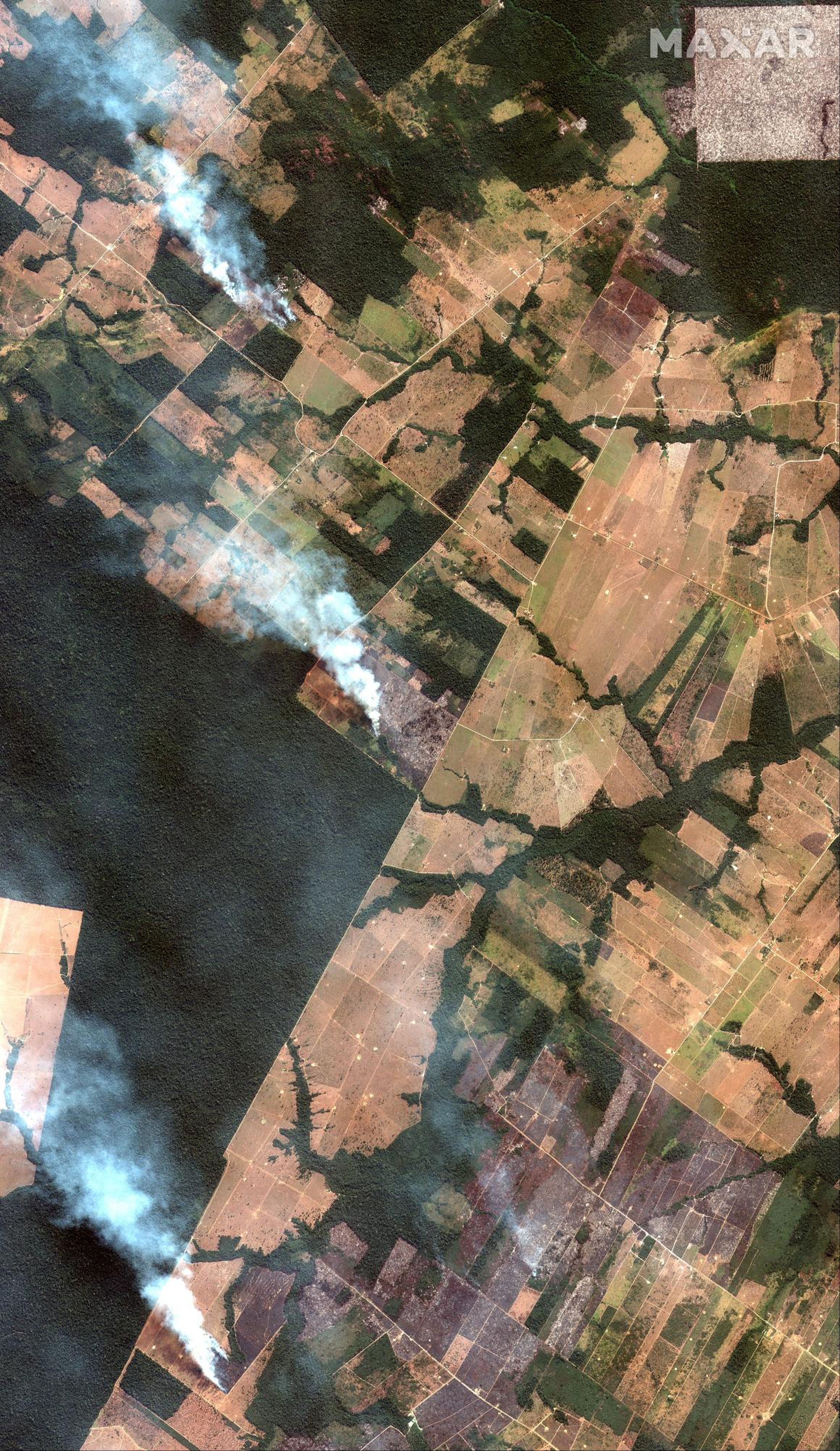 Captura de imágenes satelitales de tres incendios en el Amazonas al suroeste de Port Velho, Brasil, el 15 de agosto de 2019.