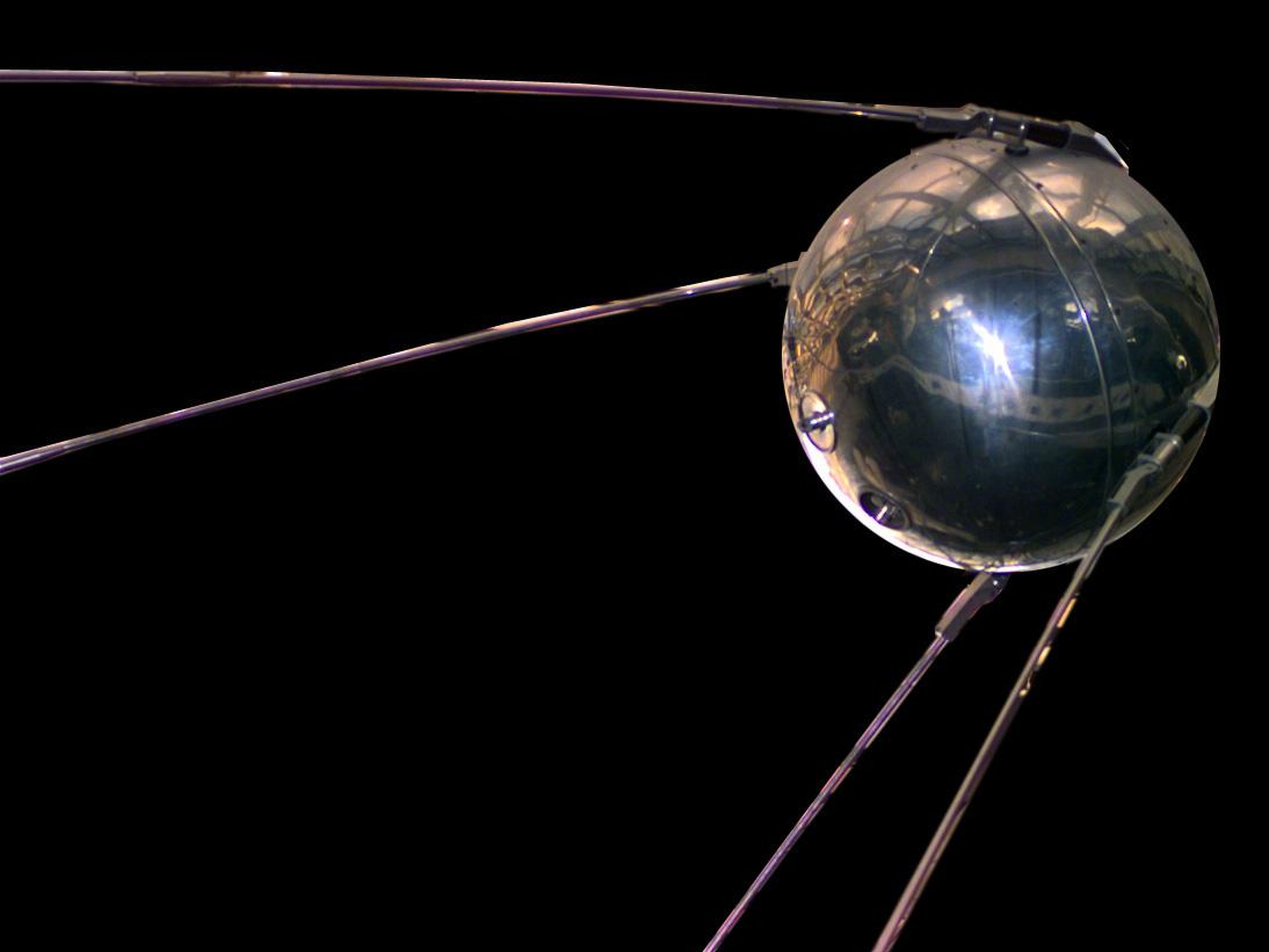 Una réplica del Sputnik I en el Museo Nacional del Aire y el Espacio.