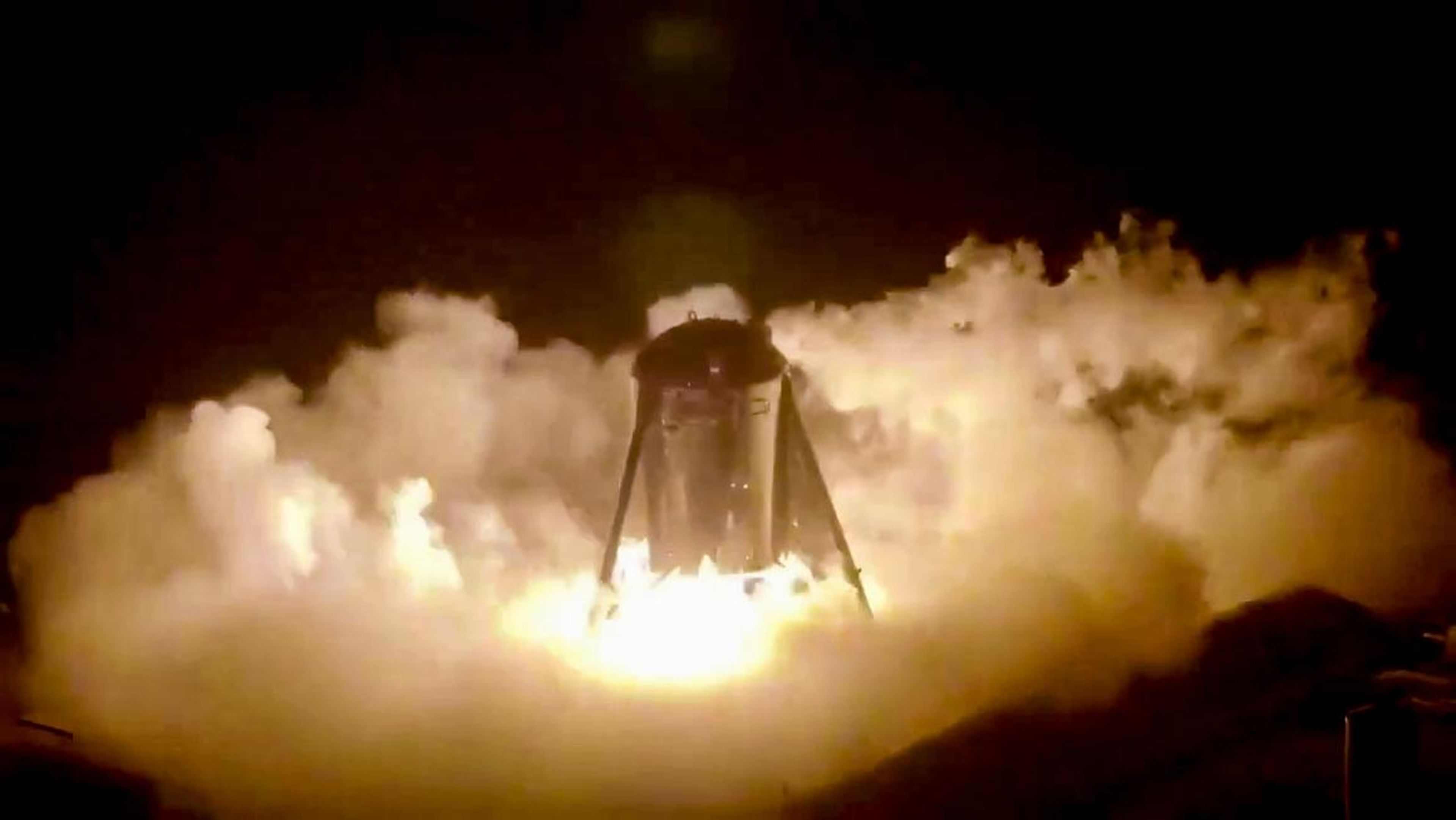 Un prototipo de cohete Starhopper despega en la base de SpaceX cercana a Boca Chica, Texas, en julio de 2019.