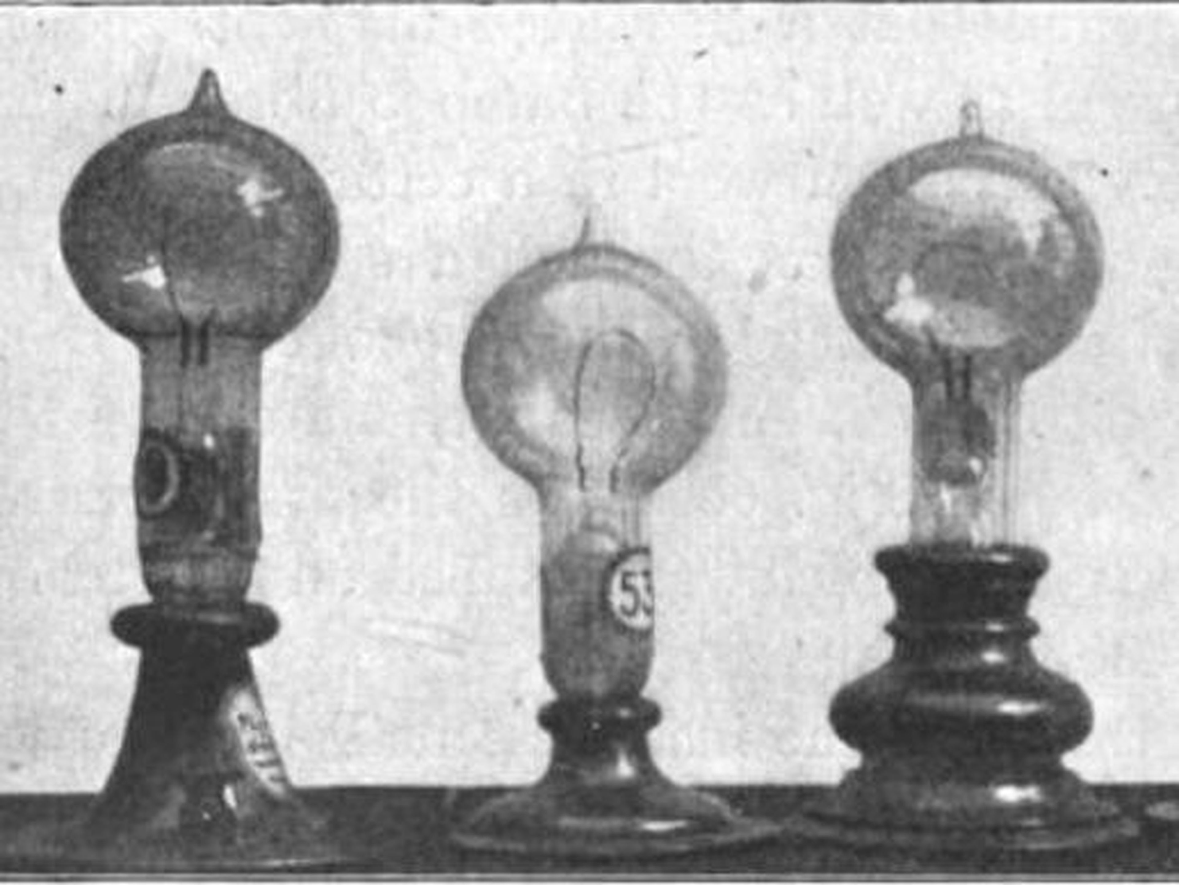 Lámparas de filamento de carbono Edison a principios de la década de 1880.