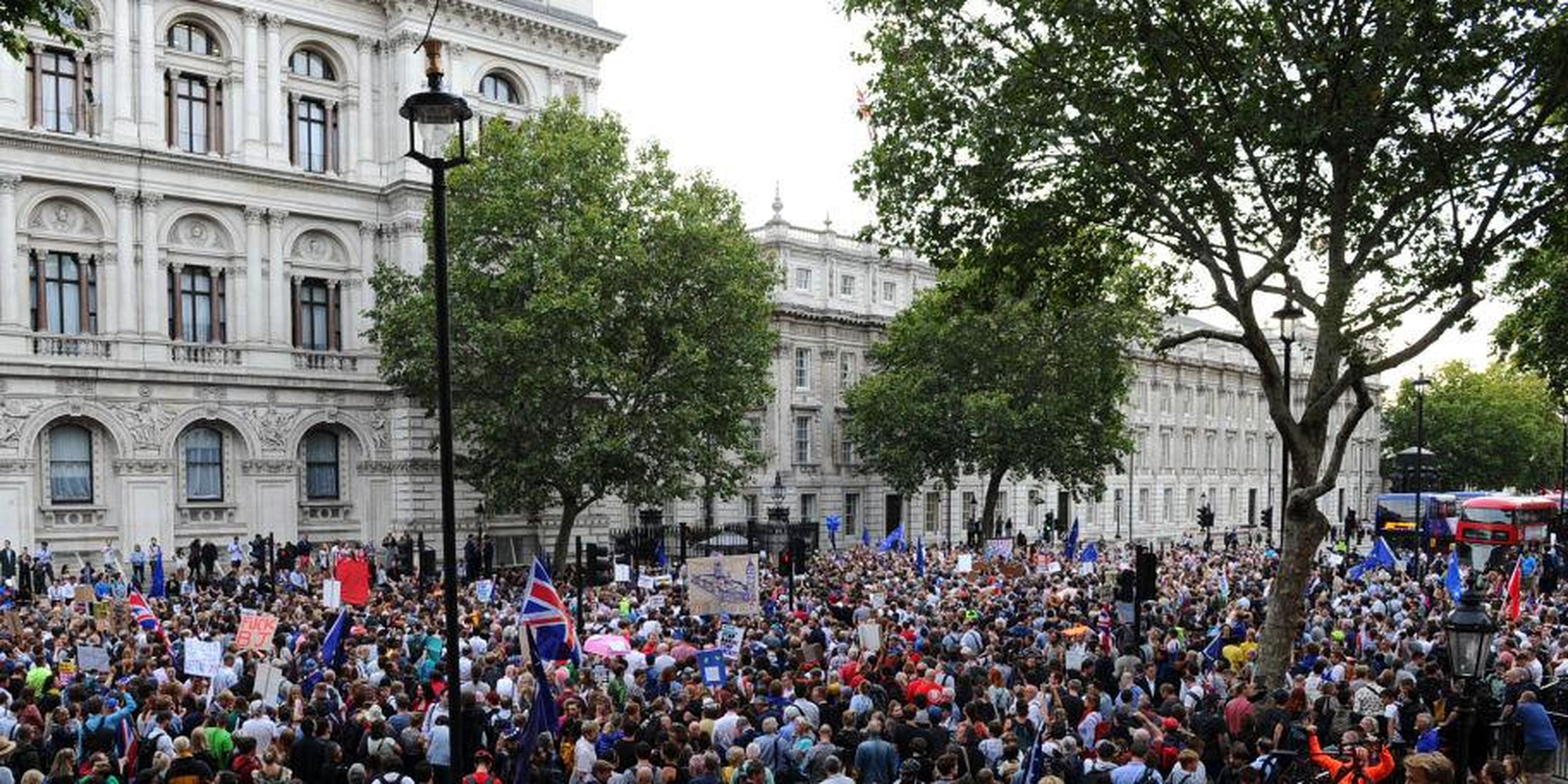 Miles de manifestantes toman las calles cerca de Downing Street, residencia del primer ministro Johnson.
