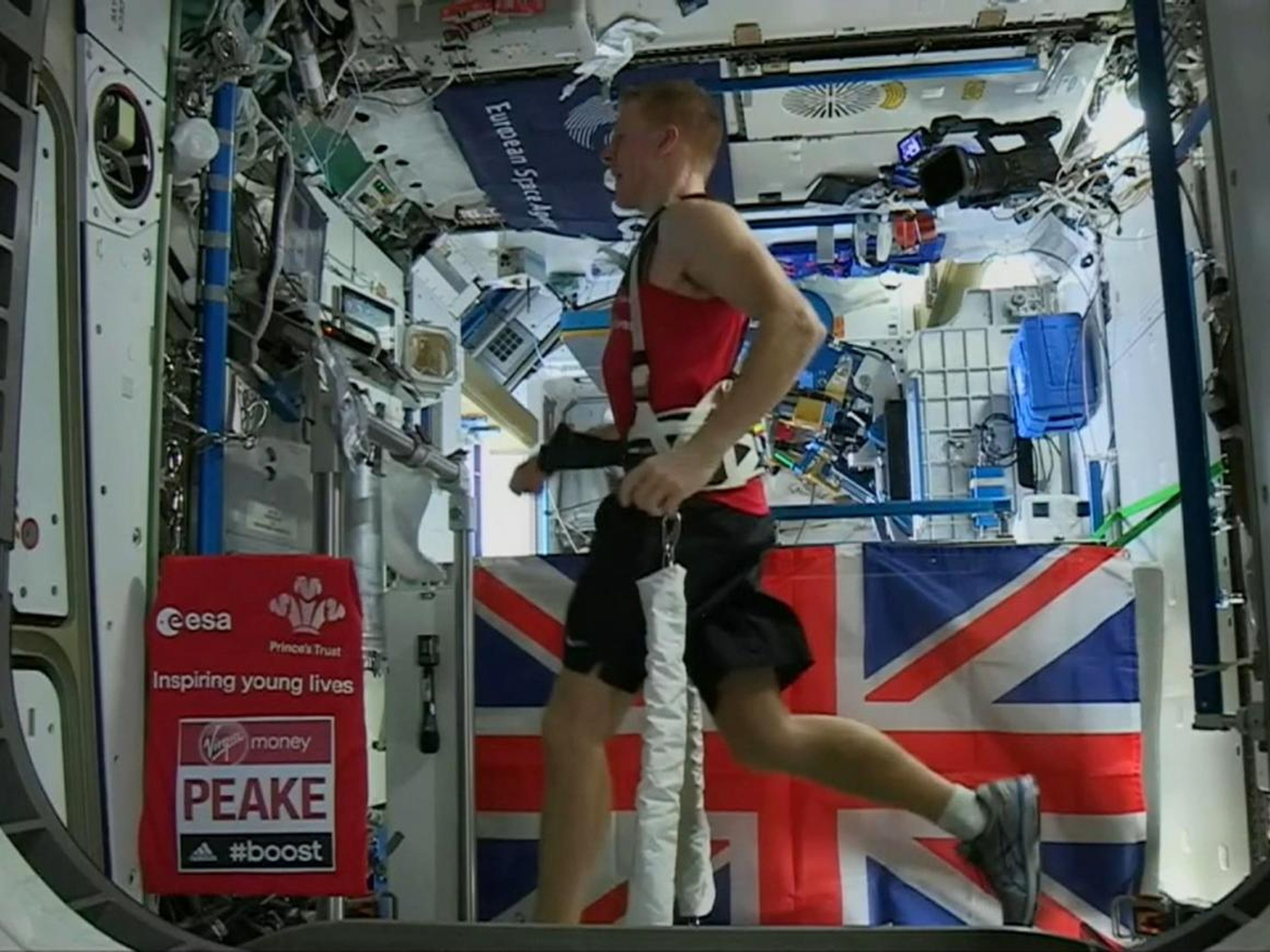 Tim Peake corriendo el maratón de Londres en la Estación Espacial Internacional (ISS) en 2016.