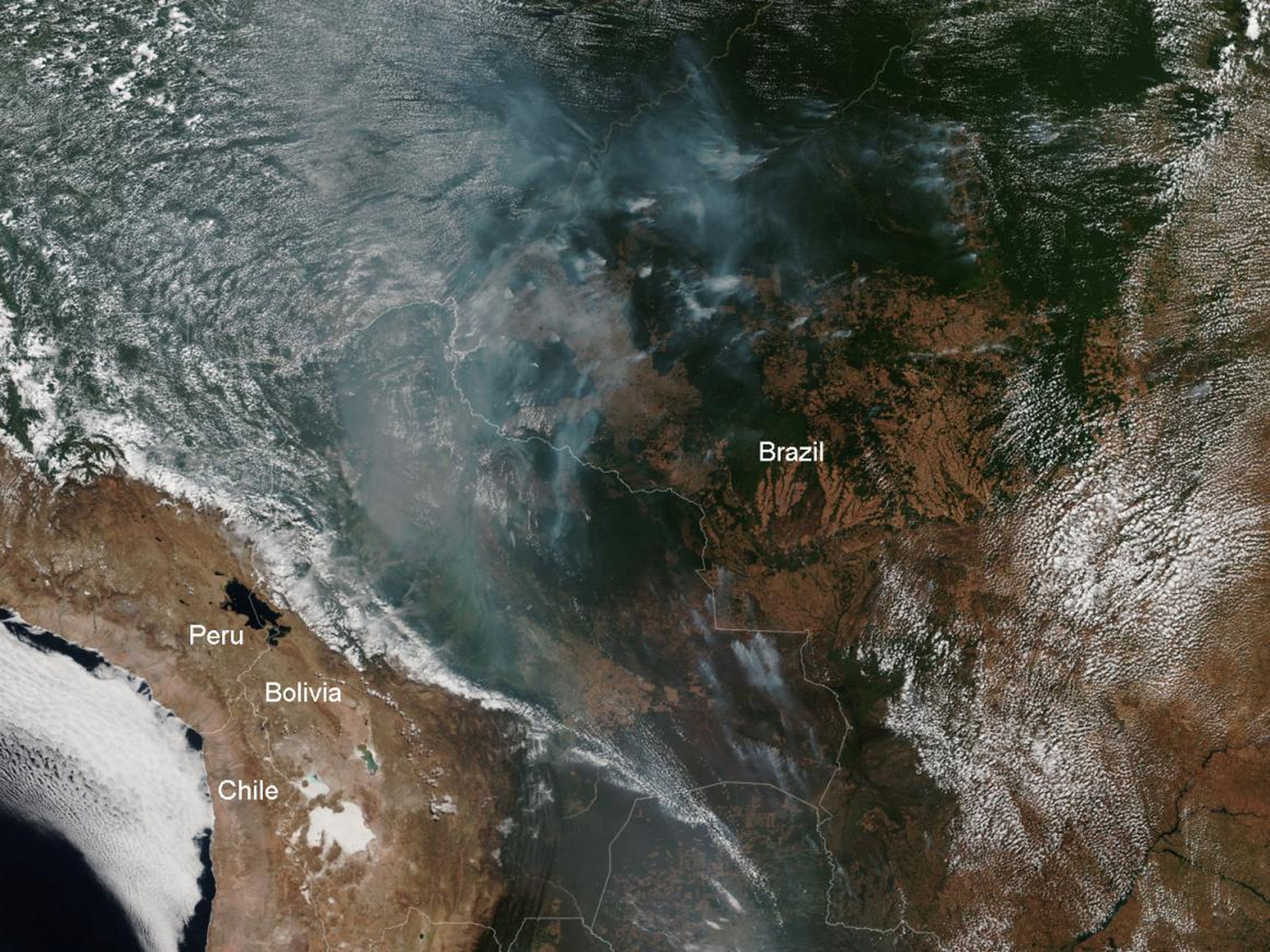 Una imagen de satélite de la Administración Nacional Oceánica y Atmosférica (NOAA) muestra partes de la selva amazónica occidental en llamas, 12 de agosto de 2019.