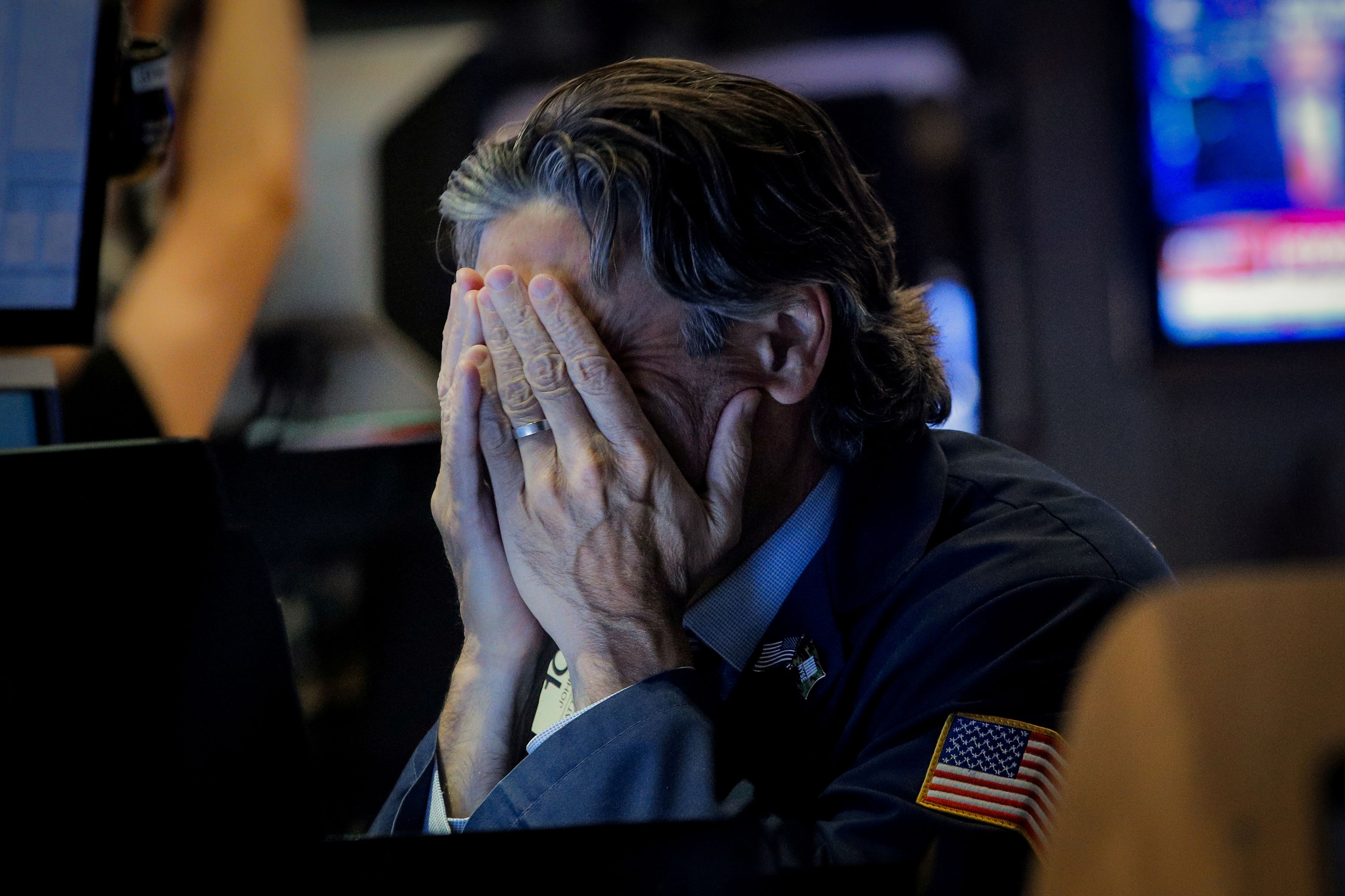 Trader desolado ante el último desplome de Wall Street.