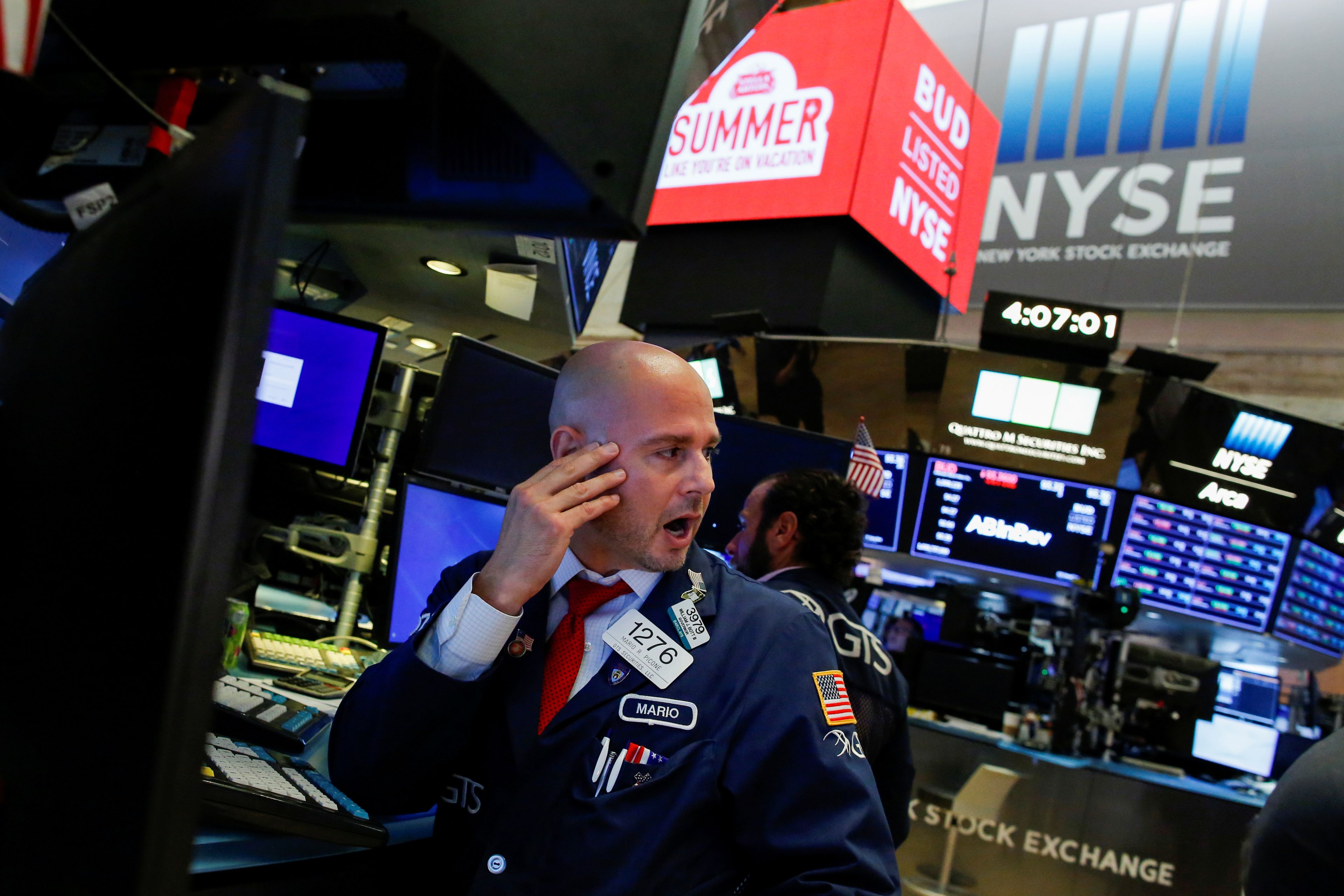 Trader grita una orden en Wall Street