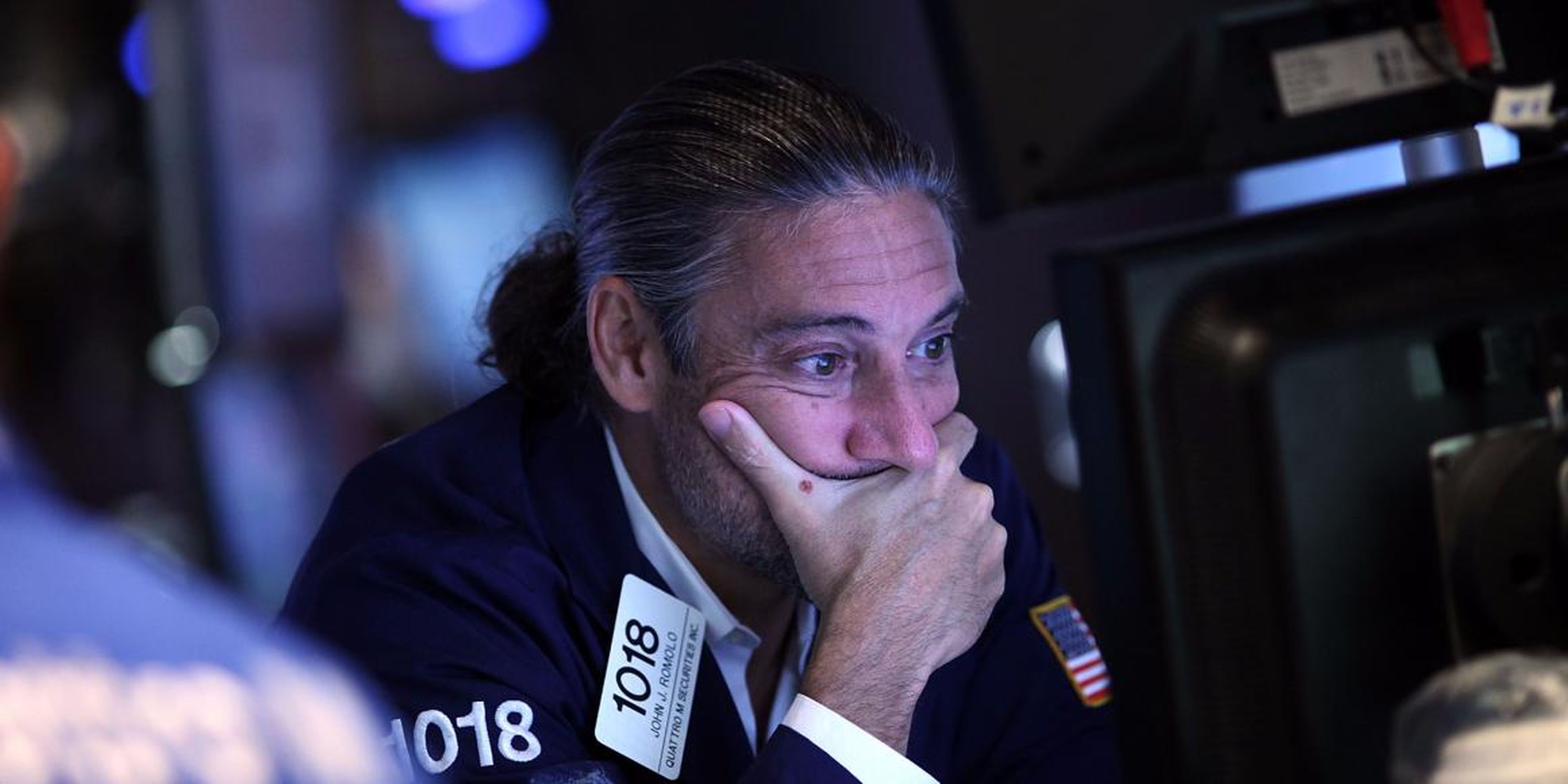 Un trader opera en la Bolsa de Valores de Nueva York (NYSE) el 24 de agosto de 2015