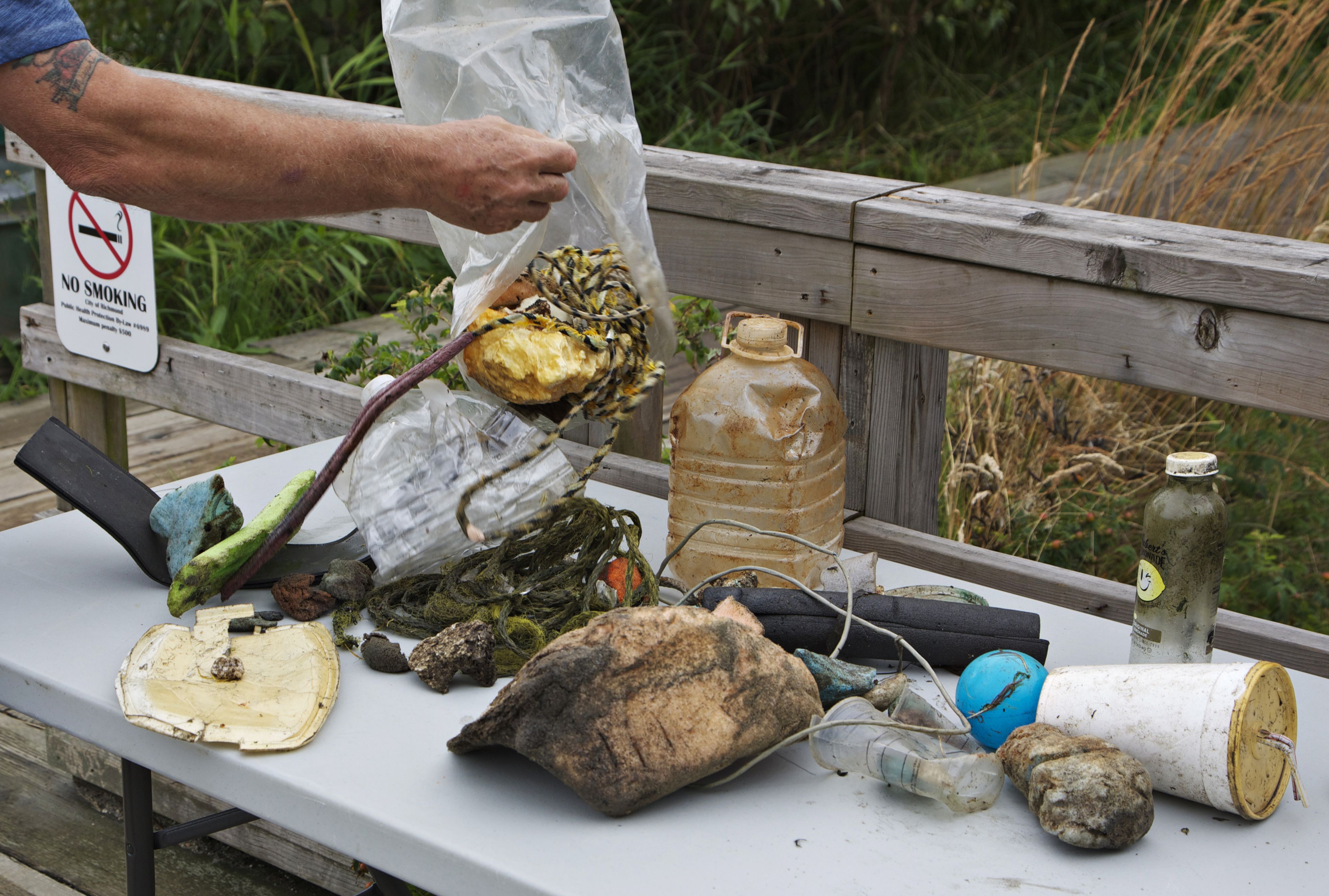 Algunos trozos de plástico retirados por una expedición de la isla de basura del Pacífico.