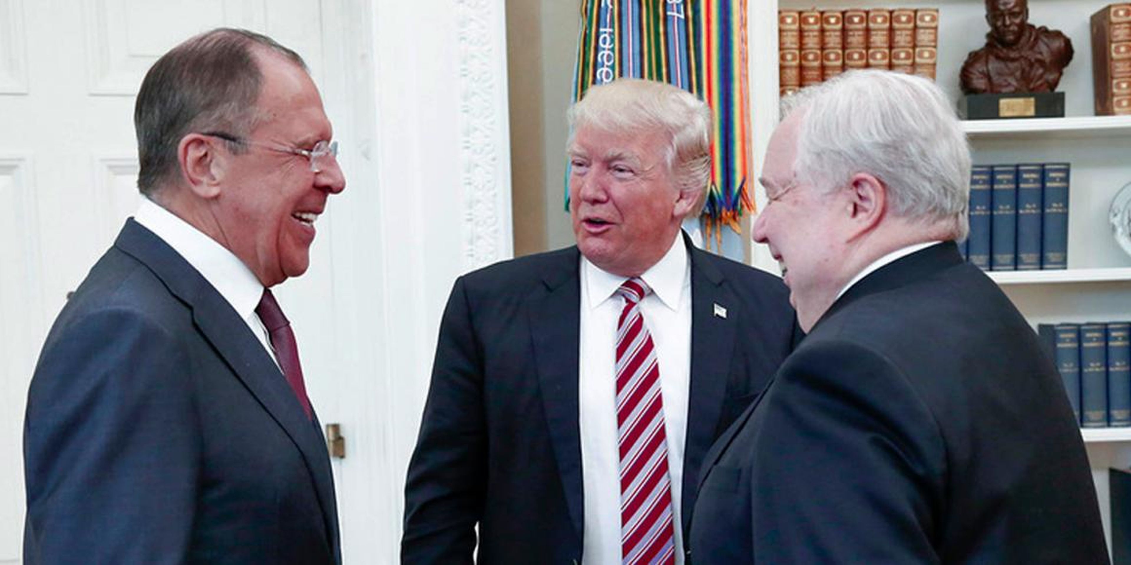 Trump con el canciller ruso, Sergey Lavrov, a la izquierda, y el embajador ruso, Sergey Kislyak.