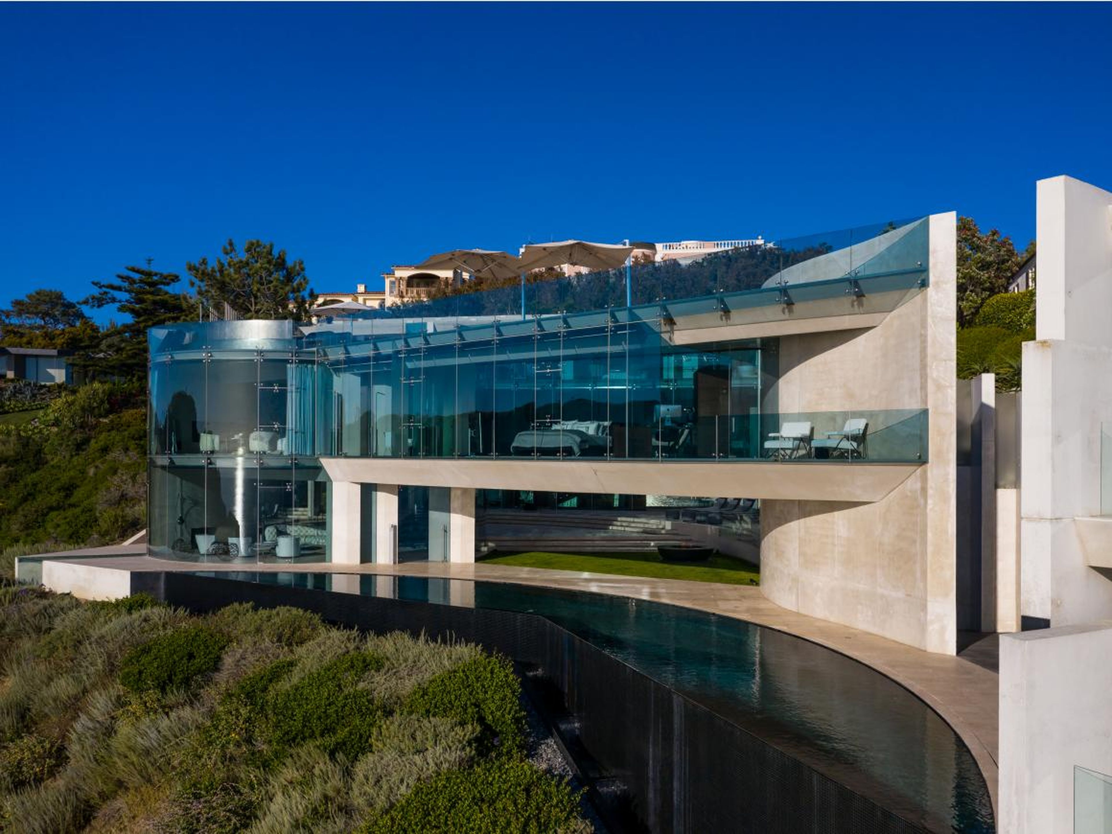 An ultra-modern clifftop California mansion just sold for $20.8 million, Douglas Elliman exclusively told Business Insider. The real-estate company did not initially disclose the buyer, but on September 6, the LA Times reported