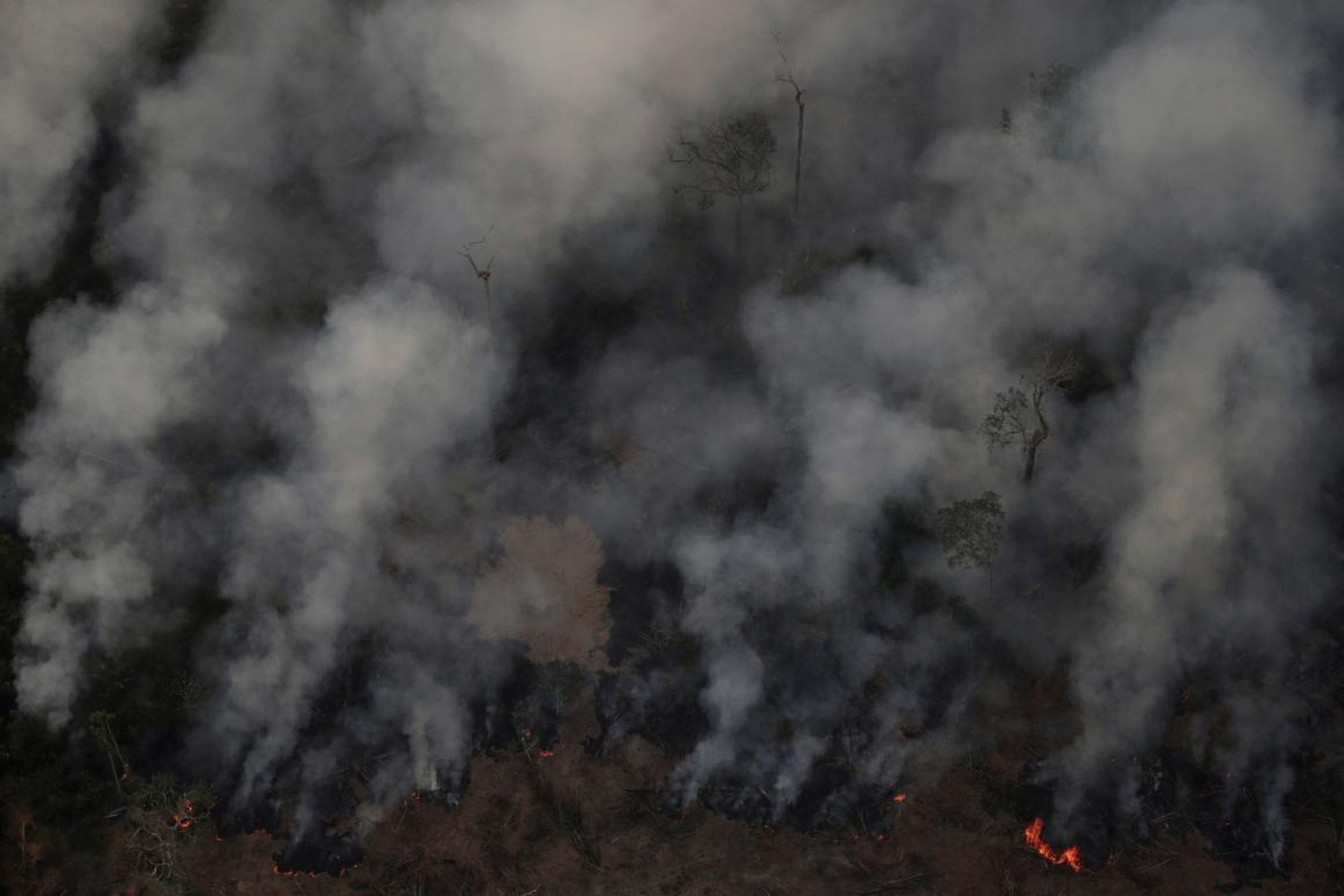El humo se cierne sobre un incendio en la selva amazónica cerca de Porto Velho el 21 de agosto de 2019.