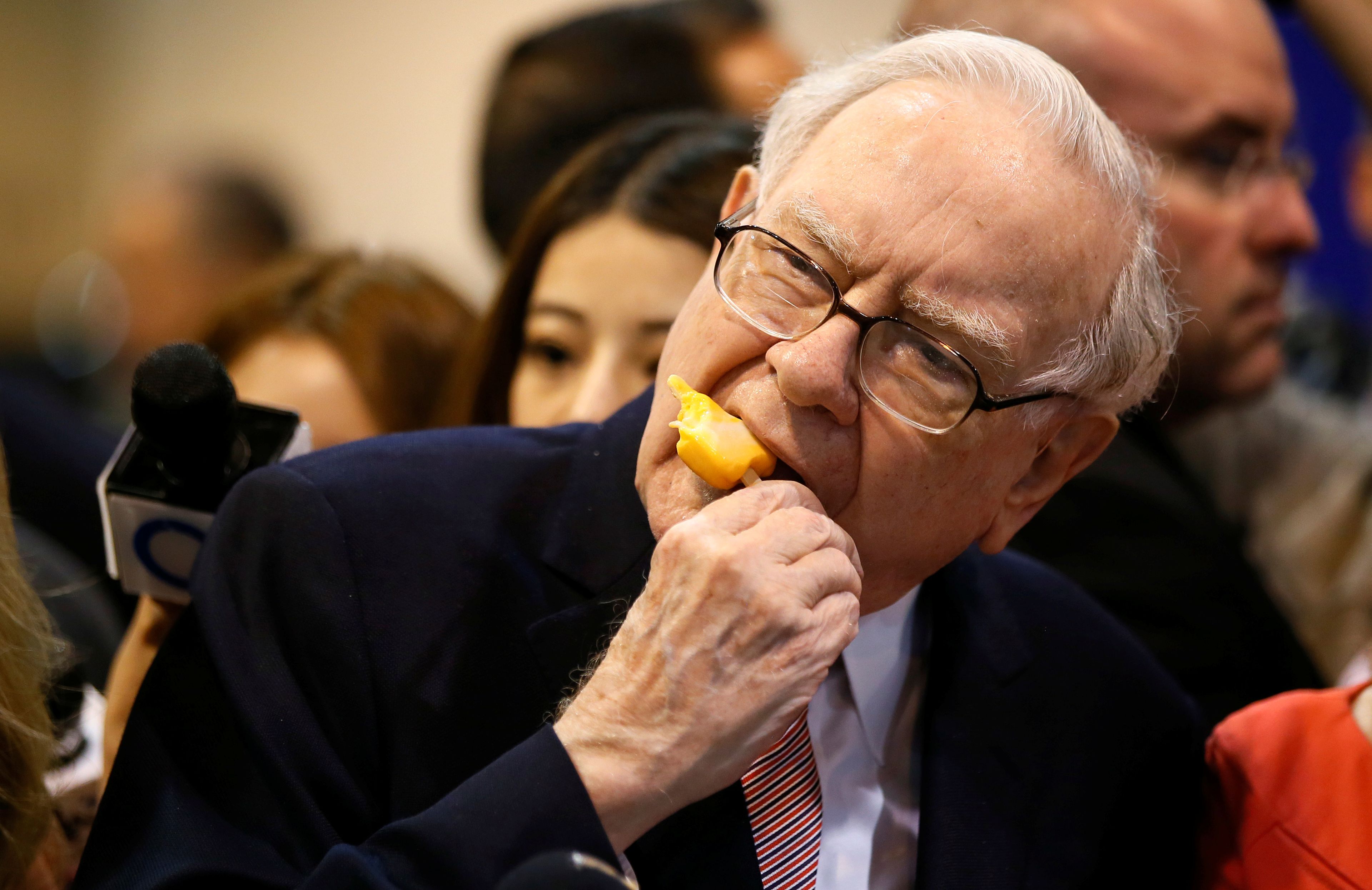 Warren Buffett se toma un helado antes de una junta de accionistas de Berkshire Hathaway.