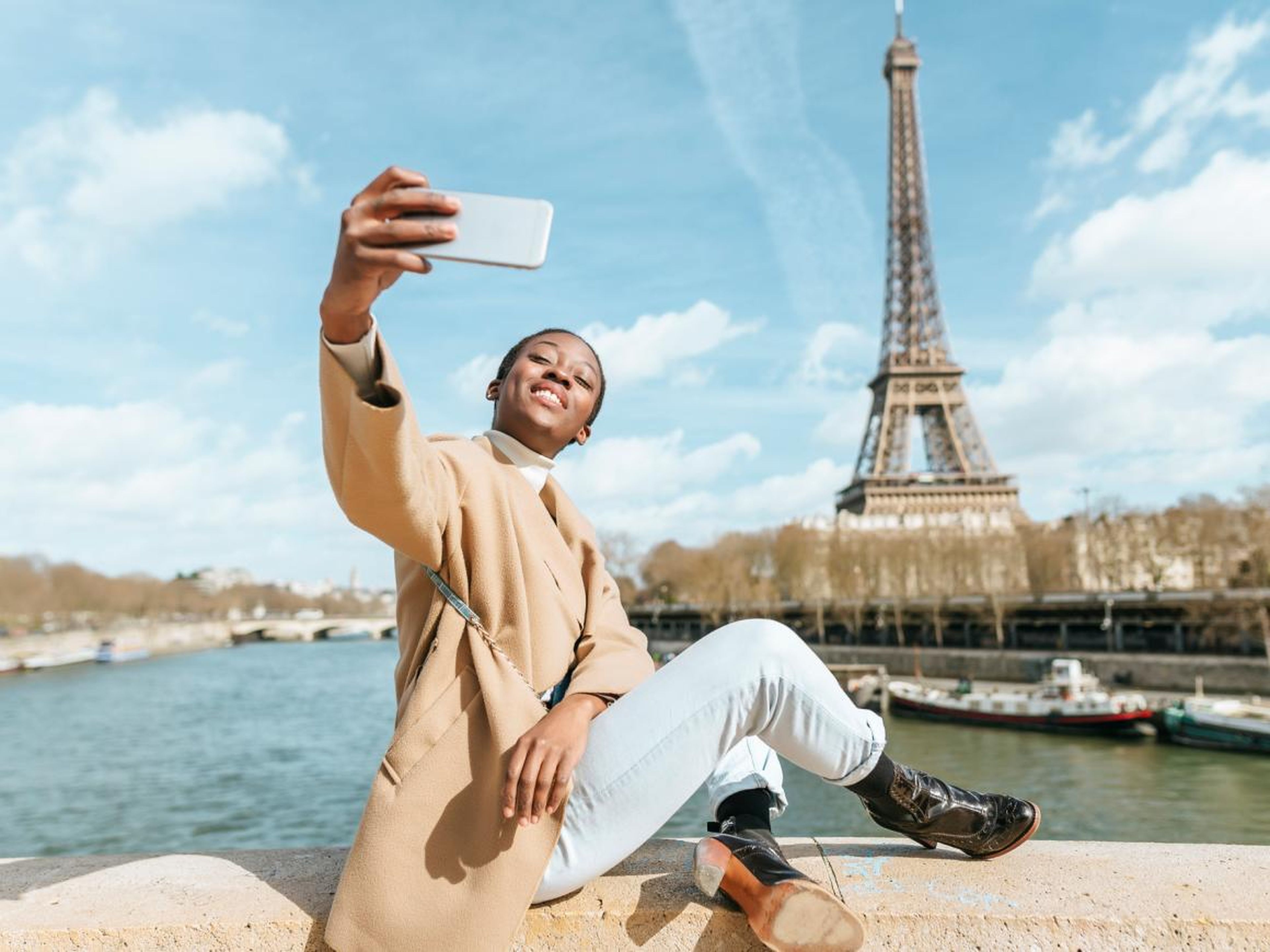 Mujer sacándose un selfie en París
