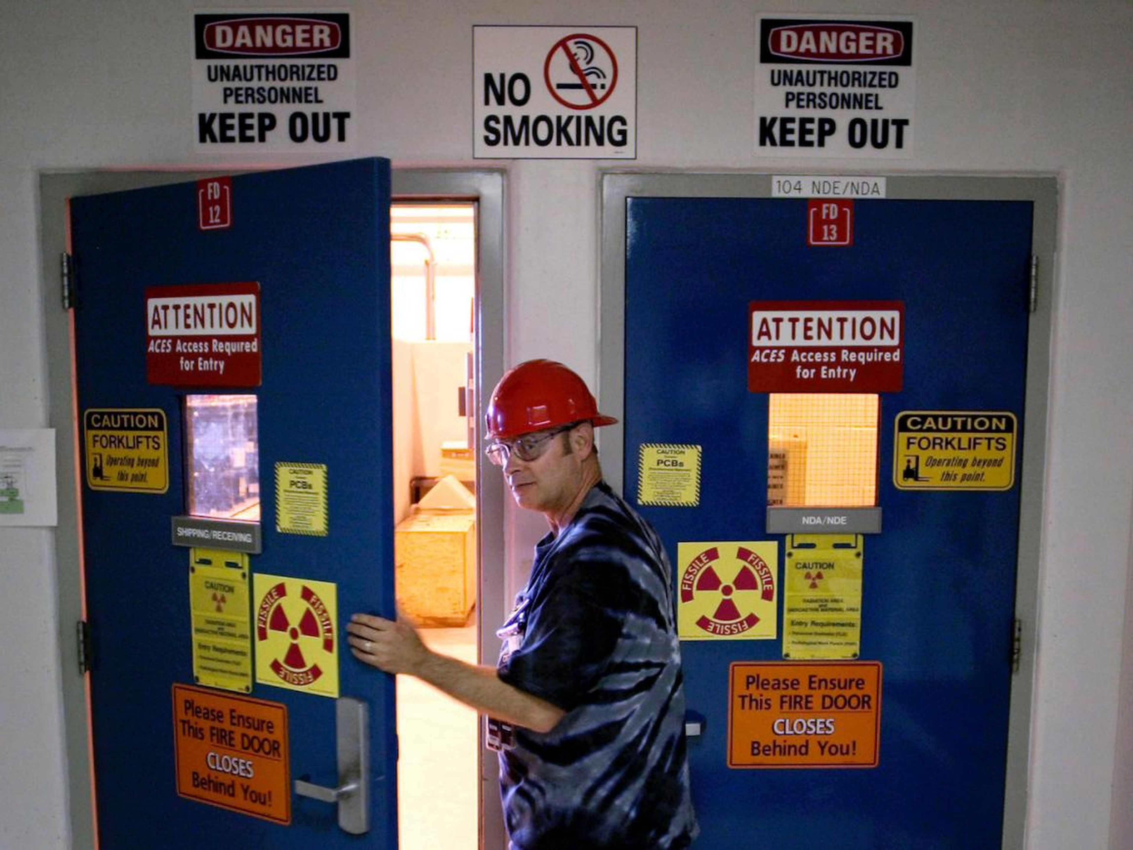 Un inspector de seguridad entra en la sala de procesamiento en la instalación de Recepción y Procesamiento de Residuos (WARP) en la Reserva Nuclear de Hanford el 30 de junio de 2005 cerca de Richland, Washington.