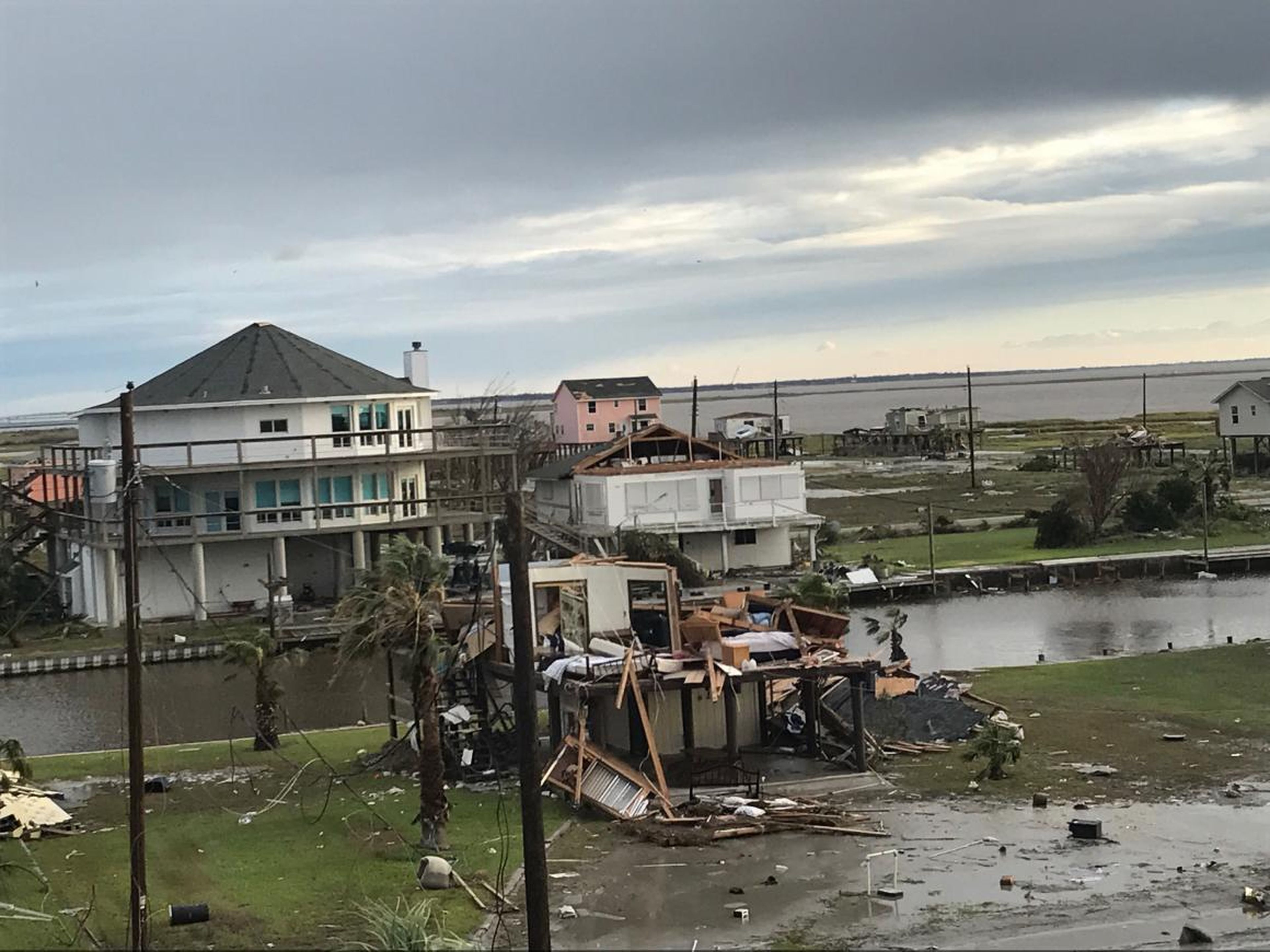 Una casa de Deltec (a la izquierda) después del huracán Harvey.