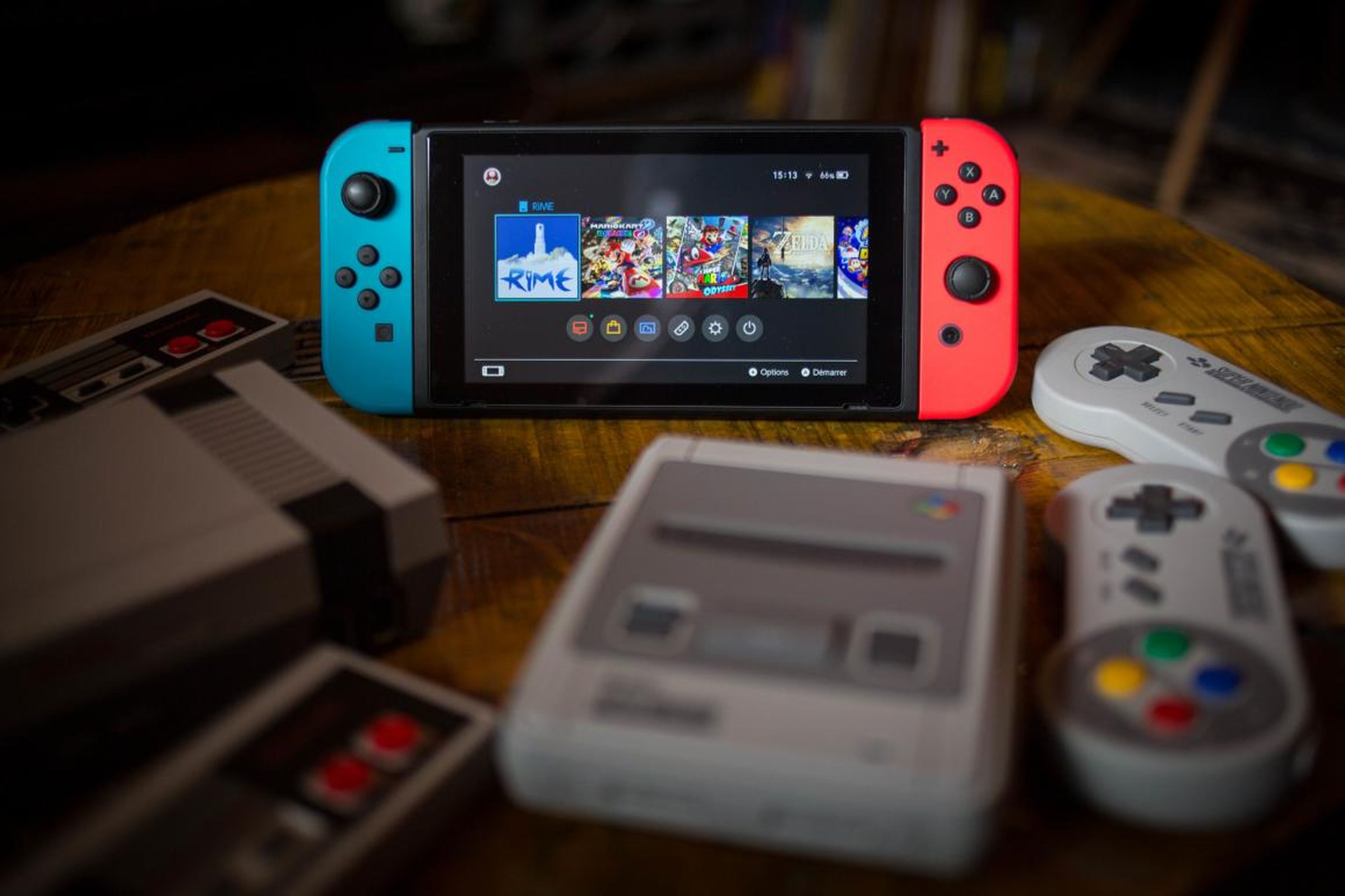 Una Nintendo Switch rodeada de un NES (Nintendo Entertainment System) Classic Mini (izquierda) y un SNES (Super Nintendo Entertainment System) Classic Mini (derecha) consolas de videojuegos.