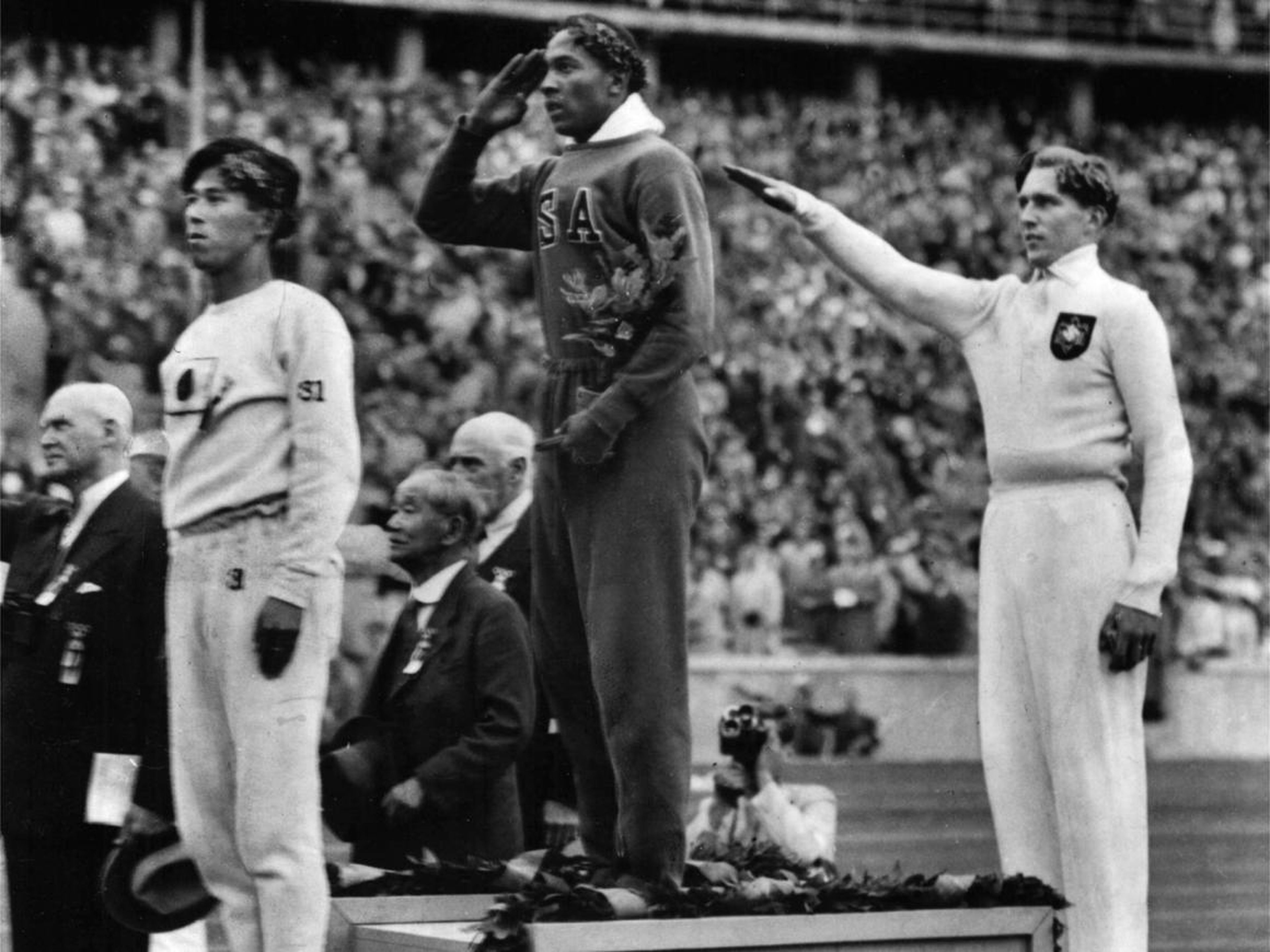 Jesse Owens ganó la medalla de oro en salto de longitud en los Juegos Olímpicos de verano de 1936 en Berlín.
