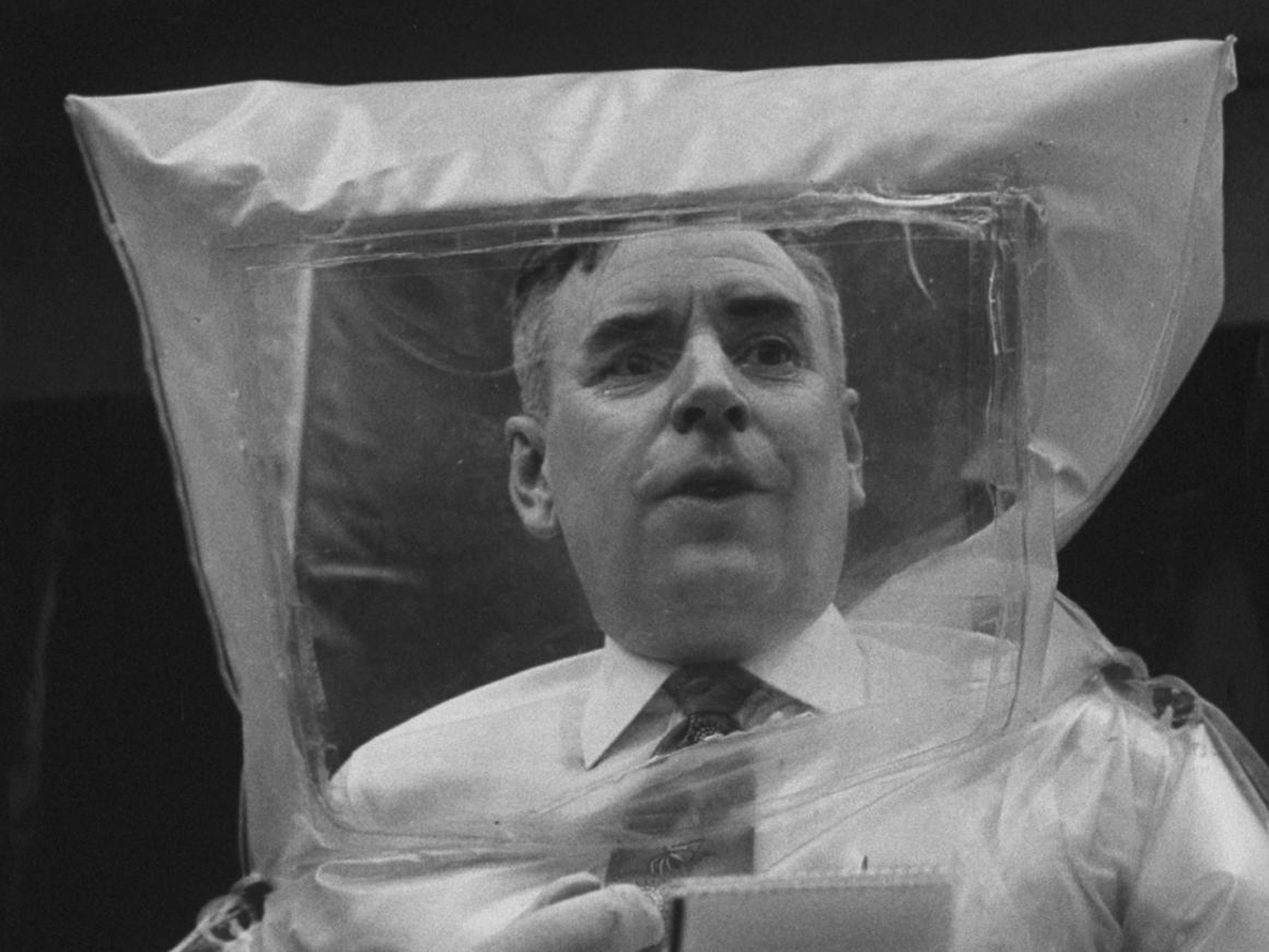 El ingeniero Homer Moulthorp, usando uno de los trajes de plástico de polietileno que inventó para proteger a los técnicos de la radiación en las plantas de energía atómica.