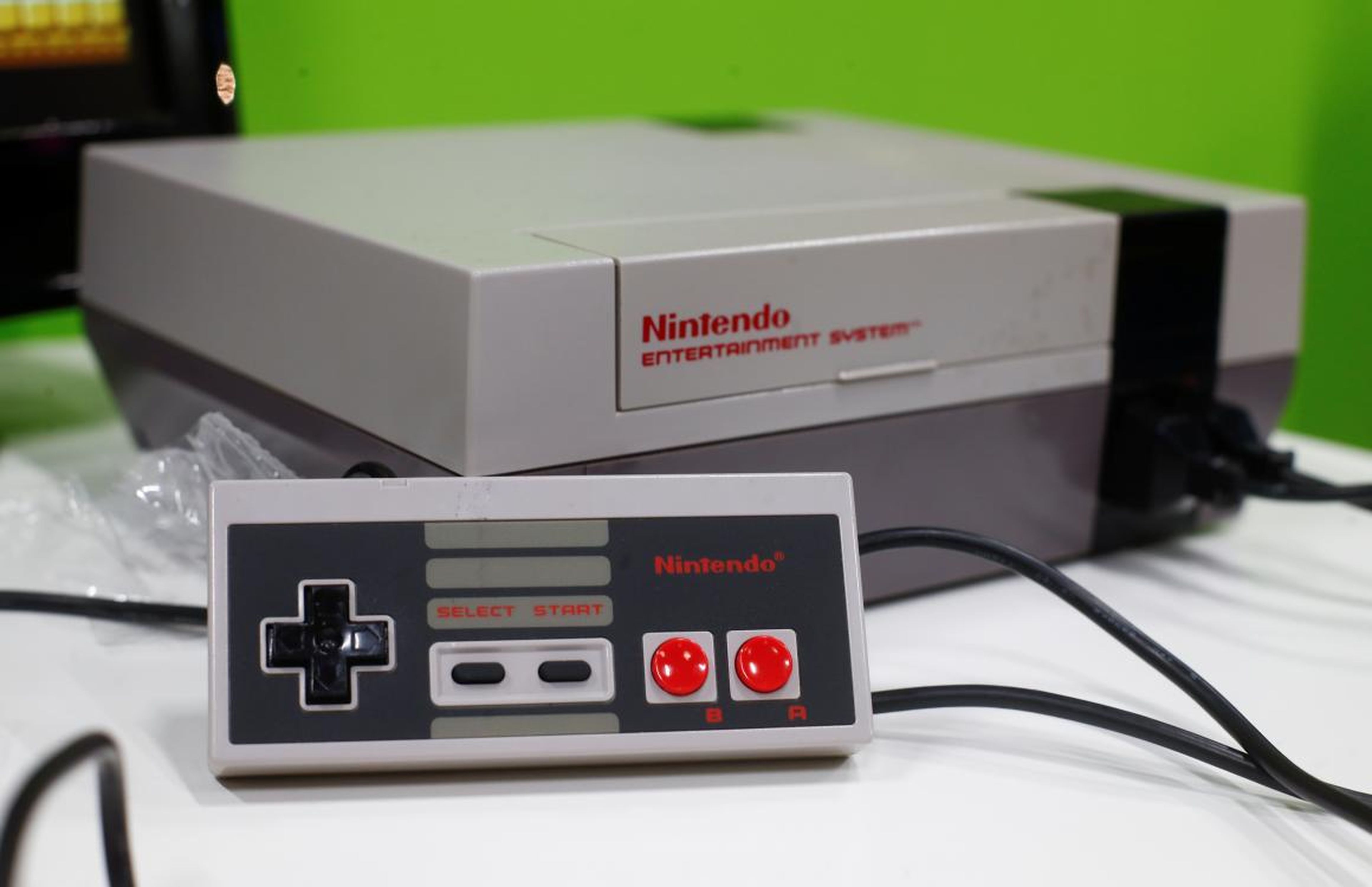 Https nintendo. Первая Nintendo. Nintendo первая консоль. Приставка.Нинтендо Нинтендо. Нинтендо NES 1985.