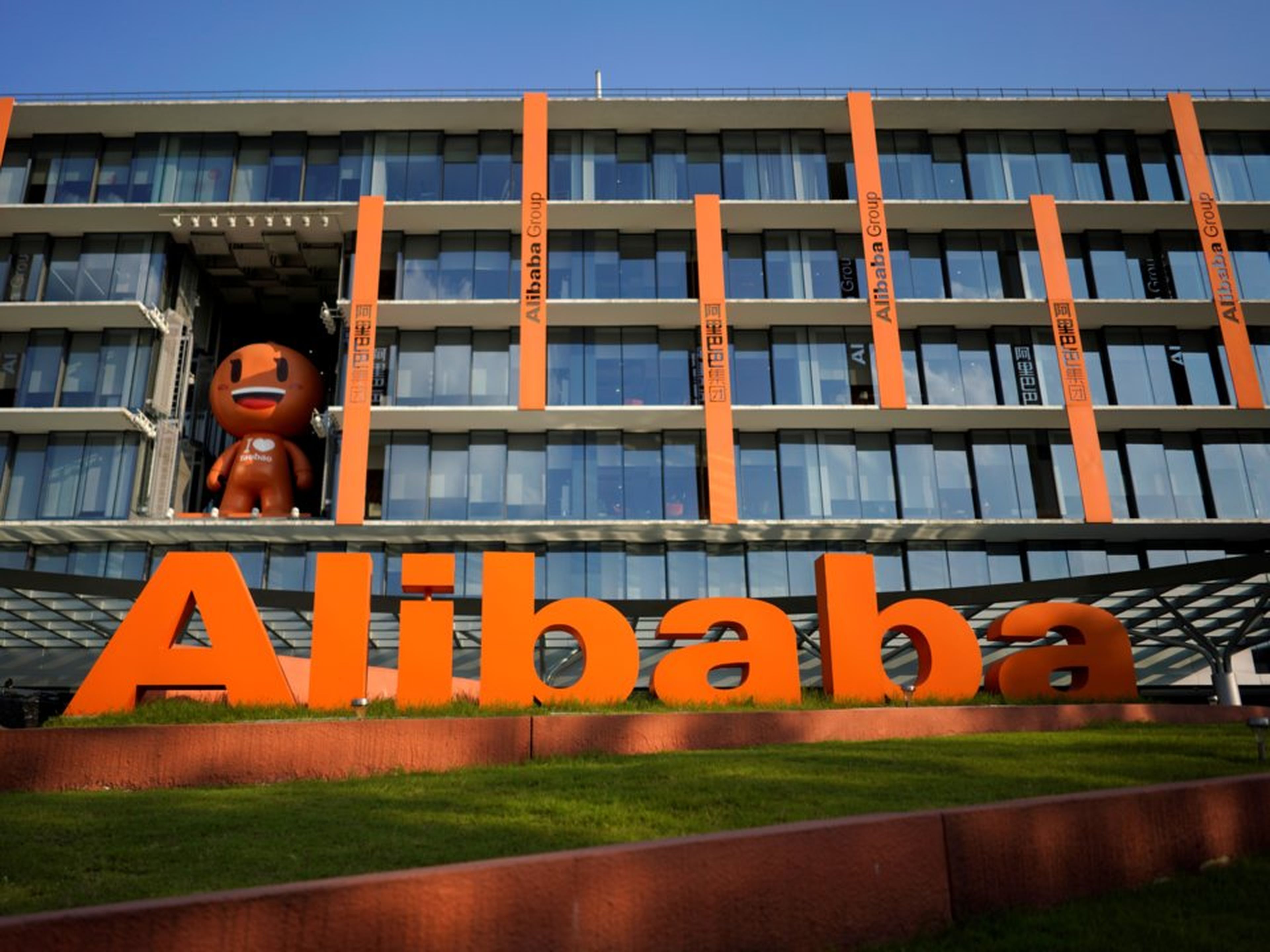 FOTO DE ARCHIVO: el logo de Alibaba en la sede de la compañía, en Hangzhou
