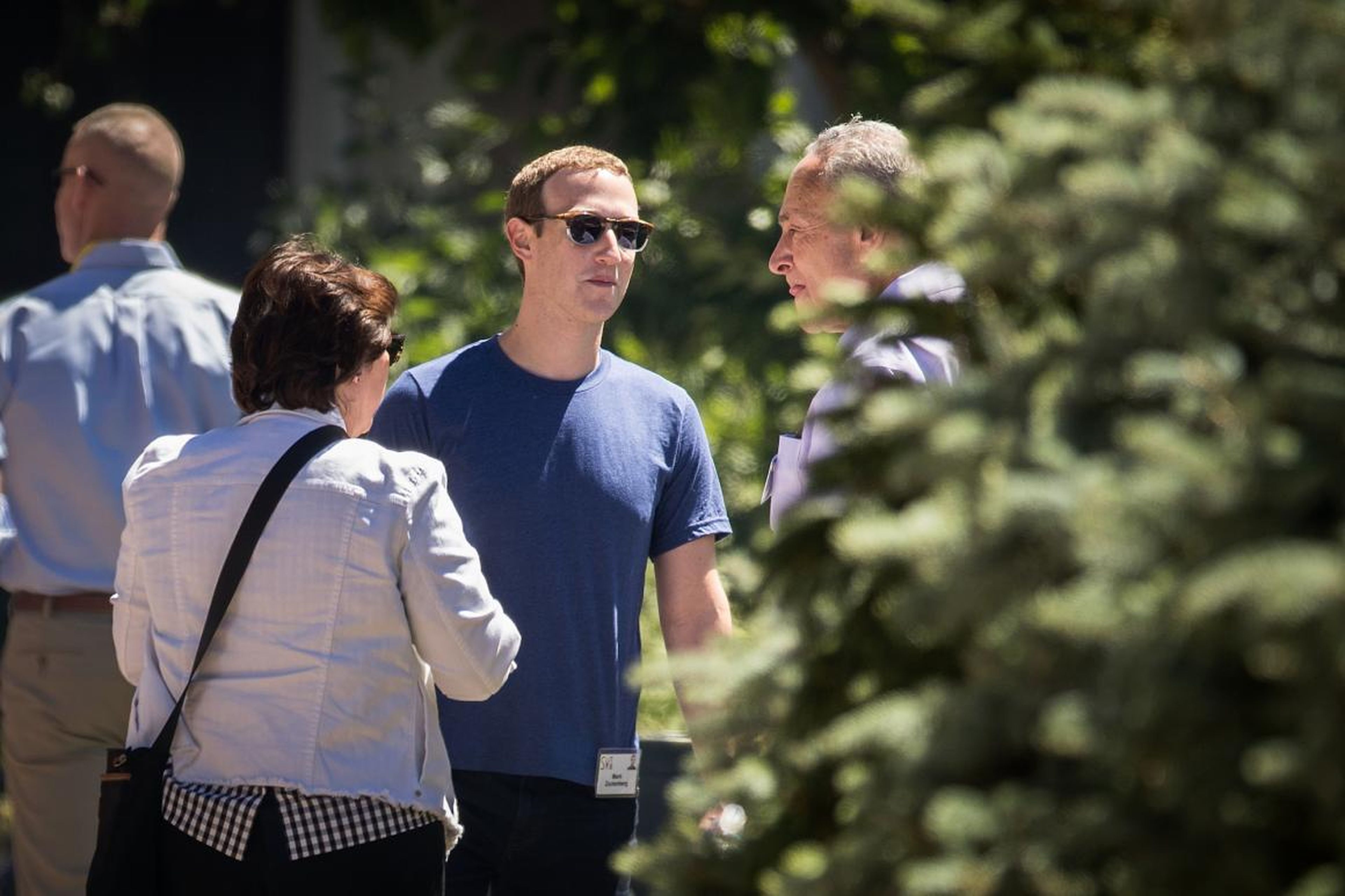 Mark Zuckerberg, director ejecutivo de Facebook, habla con el líder de minorías del Senado Chuck Schumer (D-NY) durante la Conferencia anual de Allen & Company Sun Valley, el 12 de julio de 2018 en Sun Valley, Idaho.