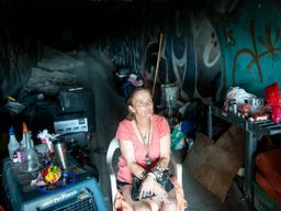 Angell es una de las miles de personas que viven bajo suelo en los túneles de Las Vegas.
