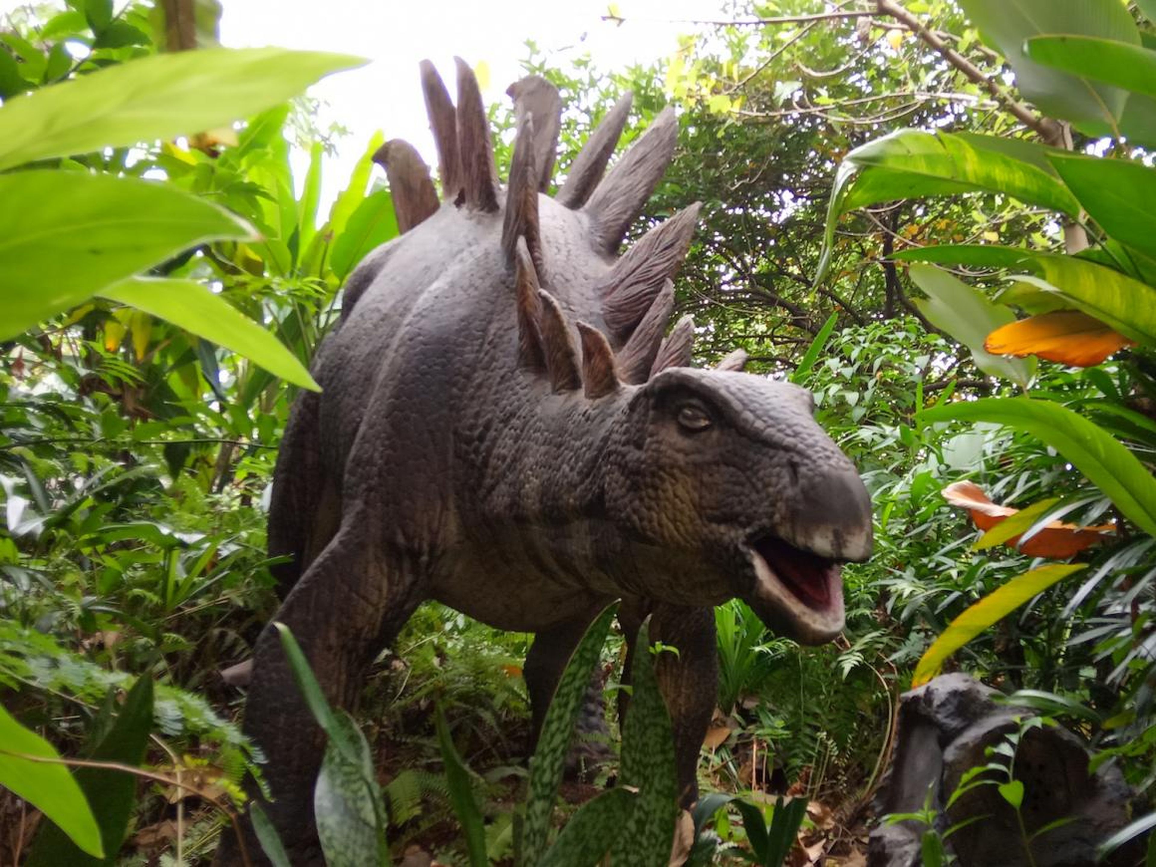 Un robot Stegosaurus en Taman Legenda, TMII, Yakarta Oriental, Indonesia.
