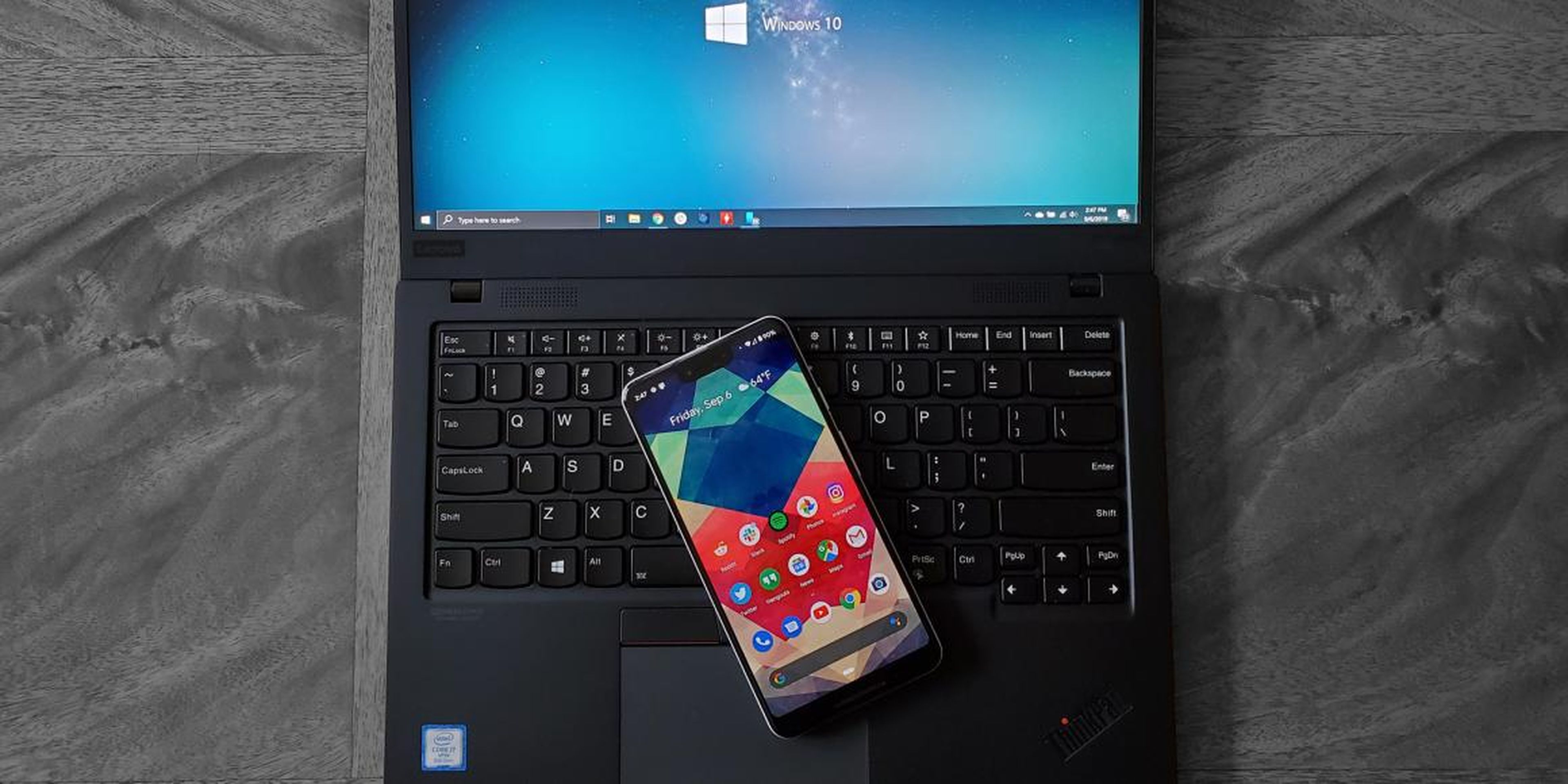 Móvil de Android sobre un ordenador Windows