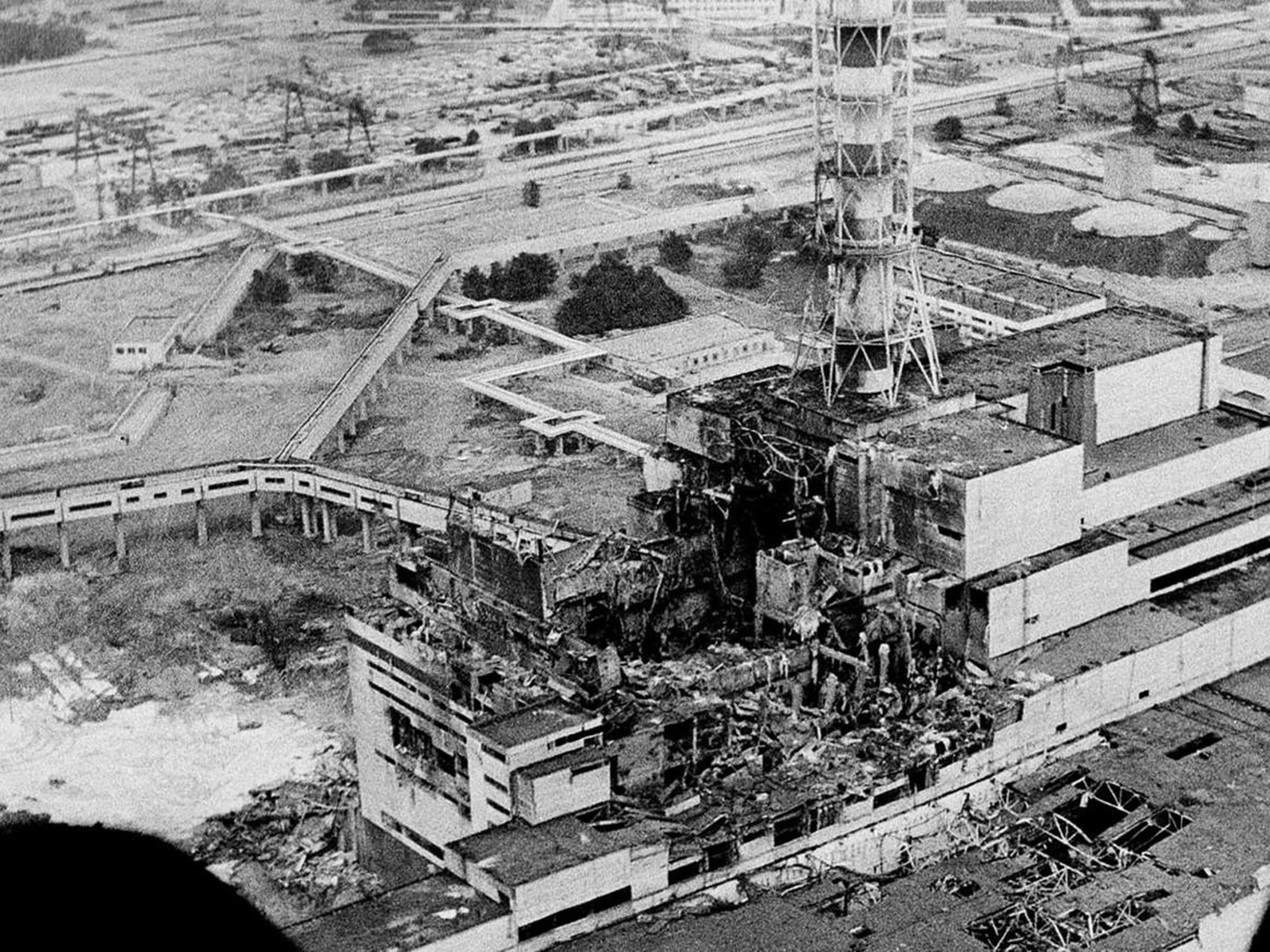 Una vista aérea de la planta de energía nuclear de Chernobyl, el sitio del peor accidente nuclear del mundo, se ve en abril de 1986, tomada pocos días después de la explosión.
