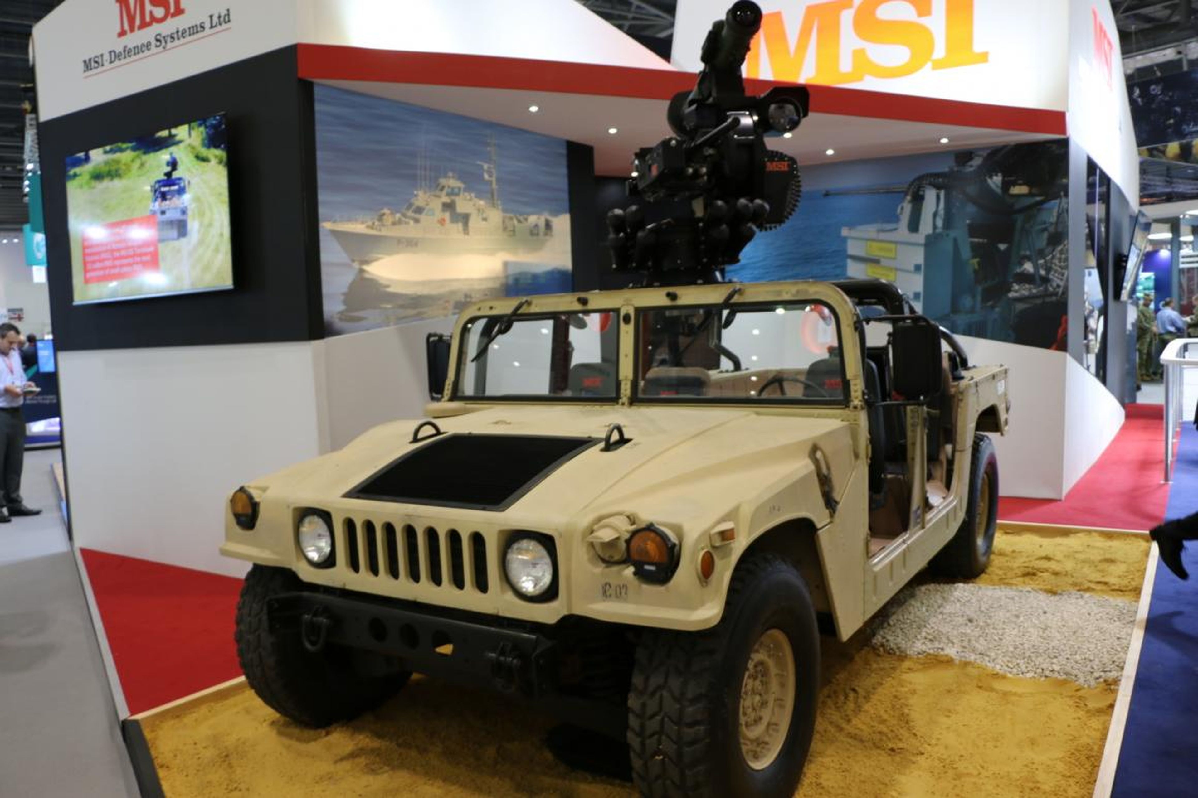 Un coche con una ametralladora por MSI Defence Systems.