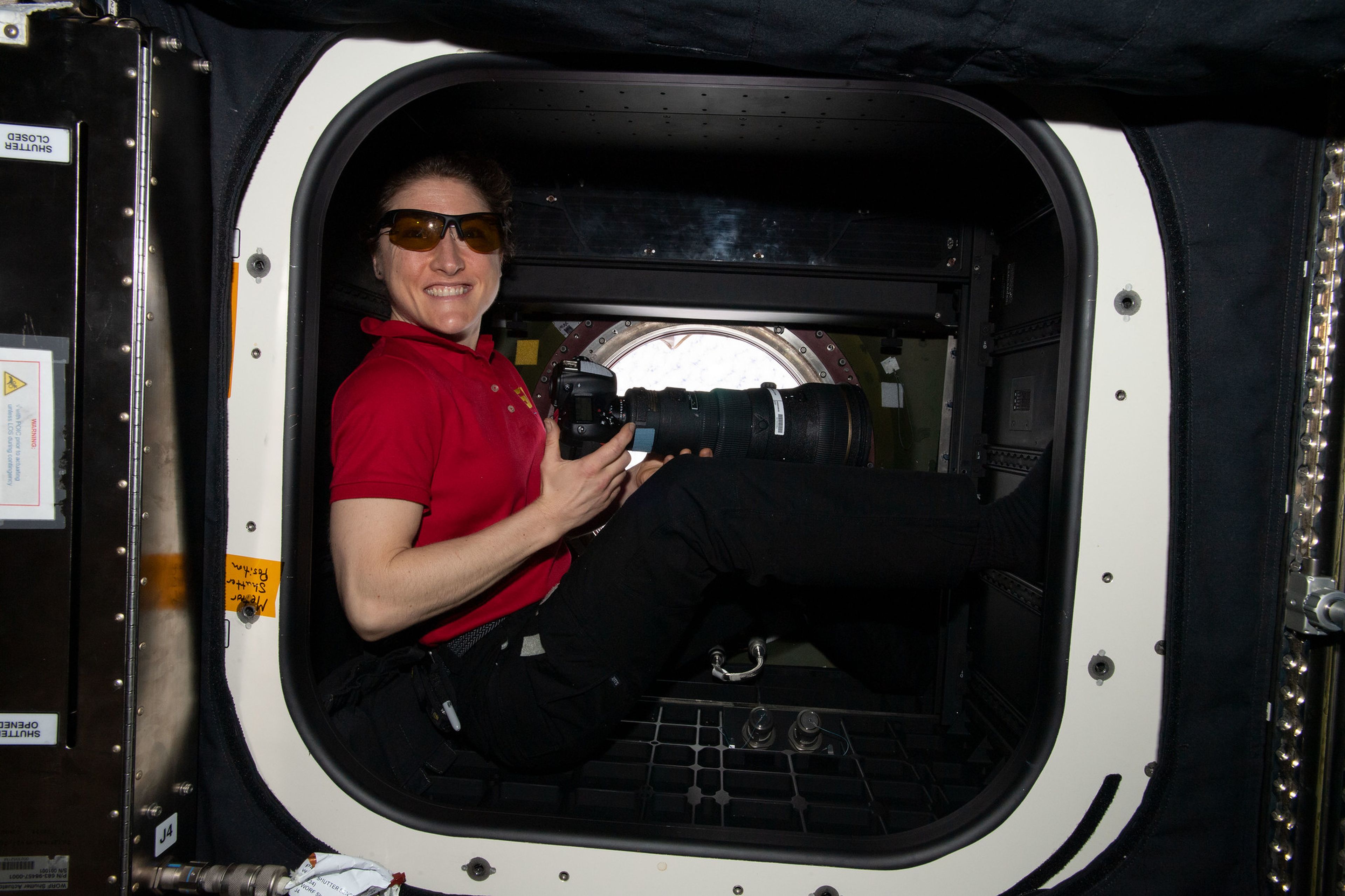 Christina Koch, astronauta de la NASA, hace una foto desde la Estación Espacial Internacional