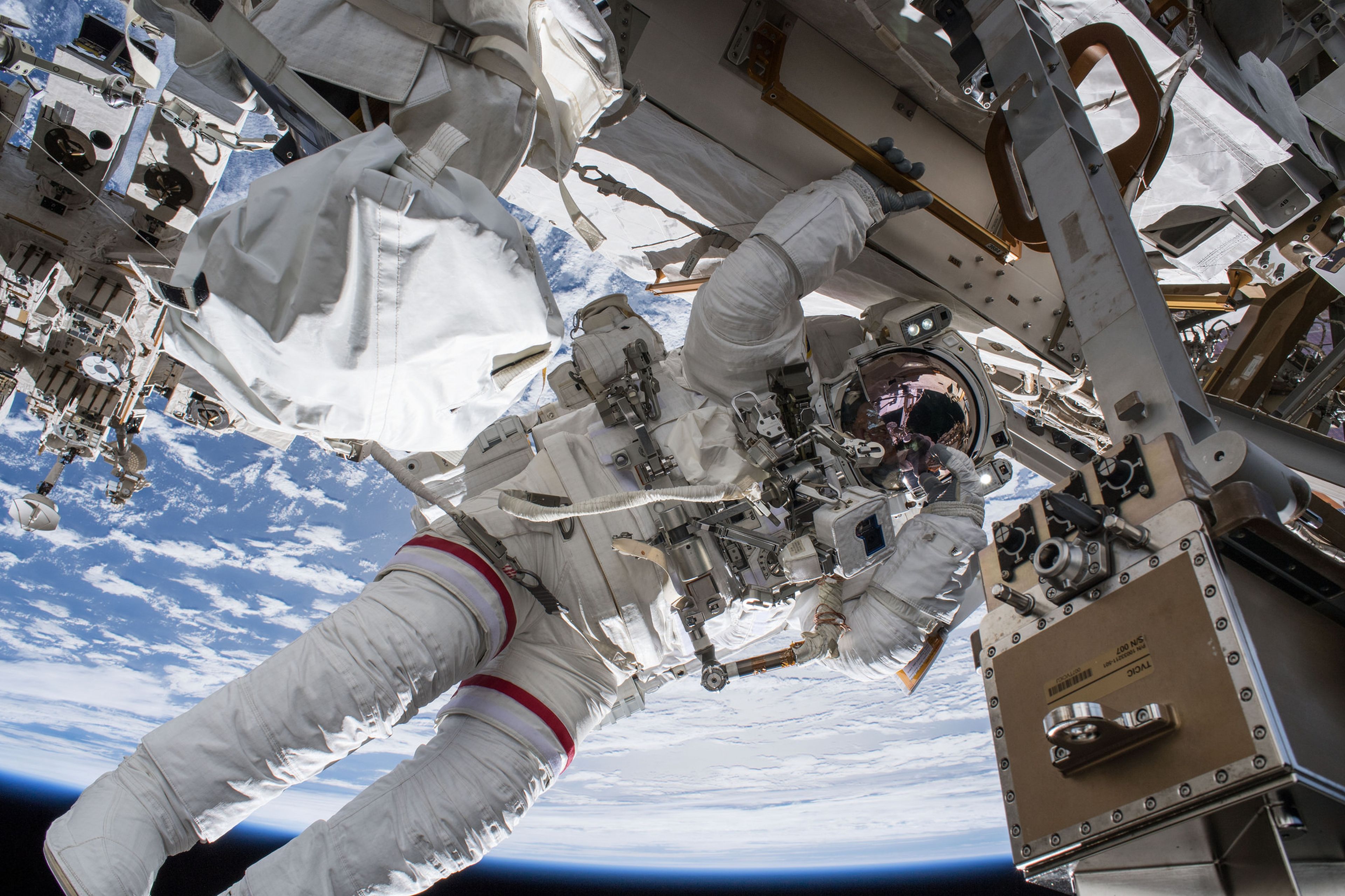 Astronauta fuera de la Estación Espacial Internacional