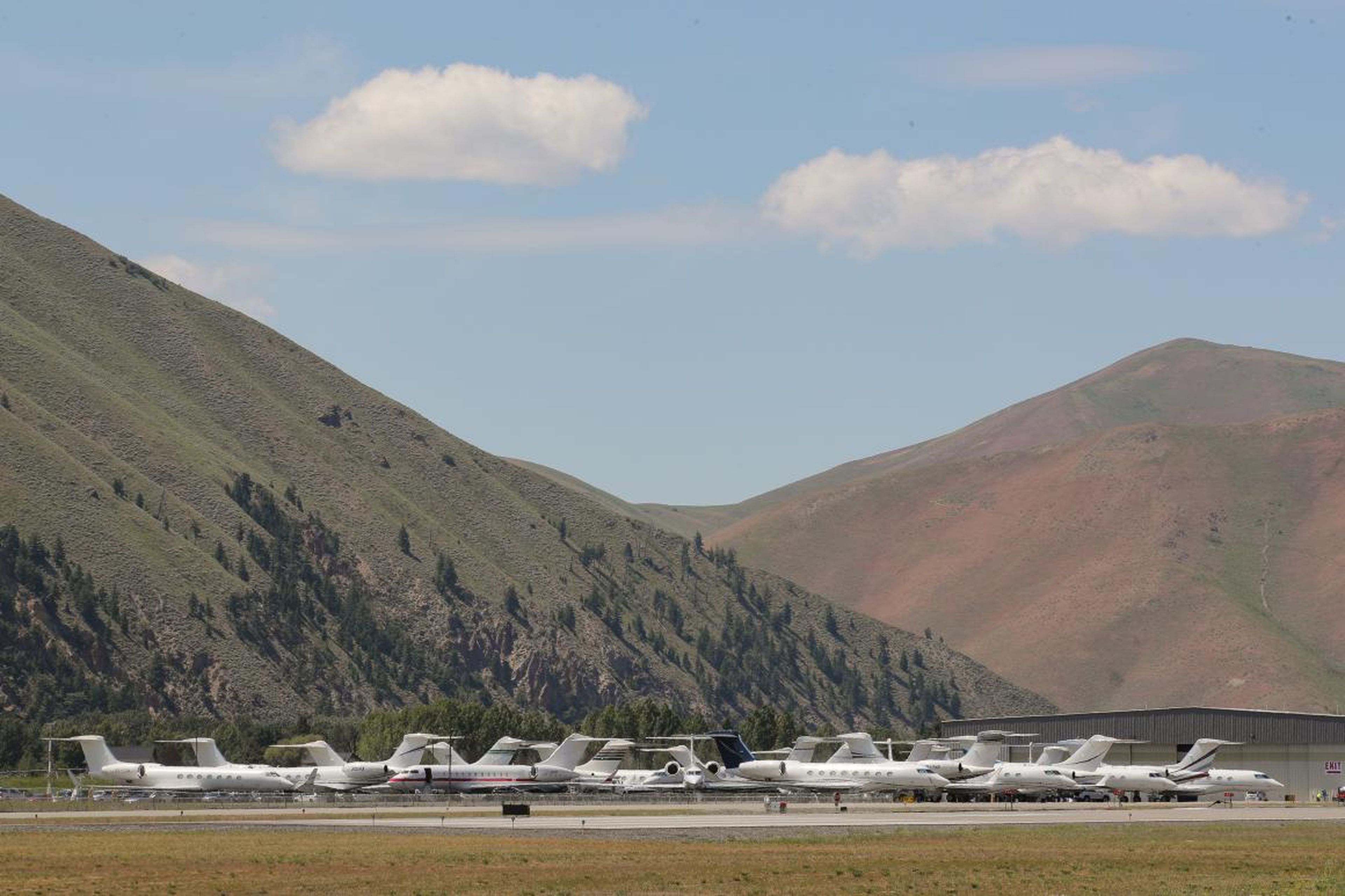 Los jets privados se estacionan en el Aeropuerto Friedman Memorial durante la reunión anual de la Conferencia de prensa Sun Valley de Allen and Co. en Sun Valley, Idaho, Estados Unidos, 9 de julio de 2019.